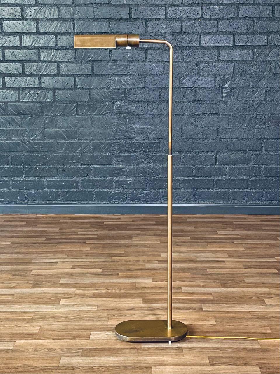 Mid-Century moderno Lampada da terra articolata in ottone del Mid-Century Californian Modern di Casella in vendita