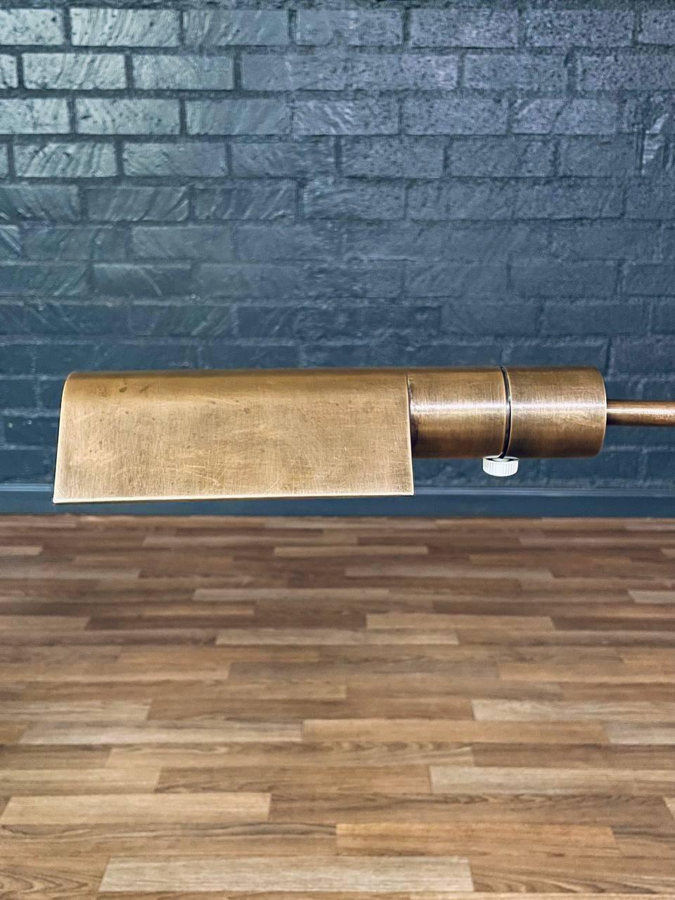 Fine XX secolo Lampada da terra articolata in ottone del Mid-Century Californian Modern di Casella in vendita