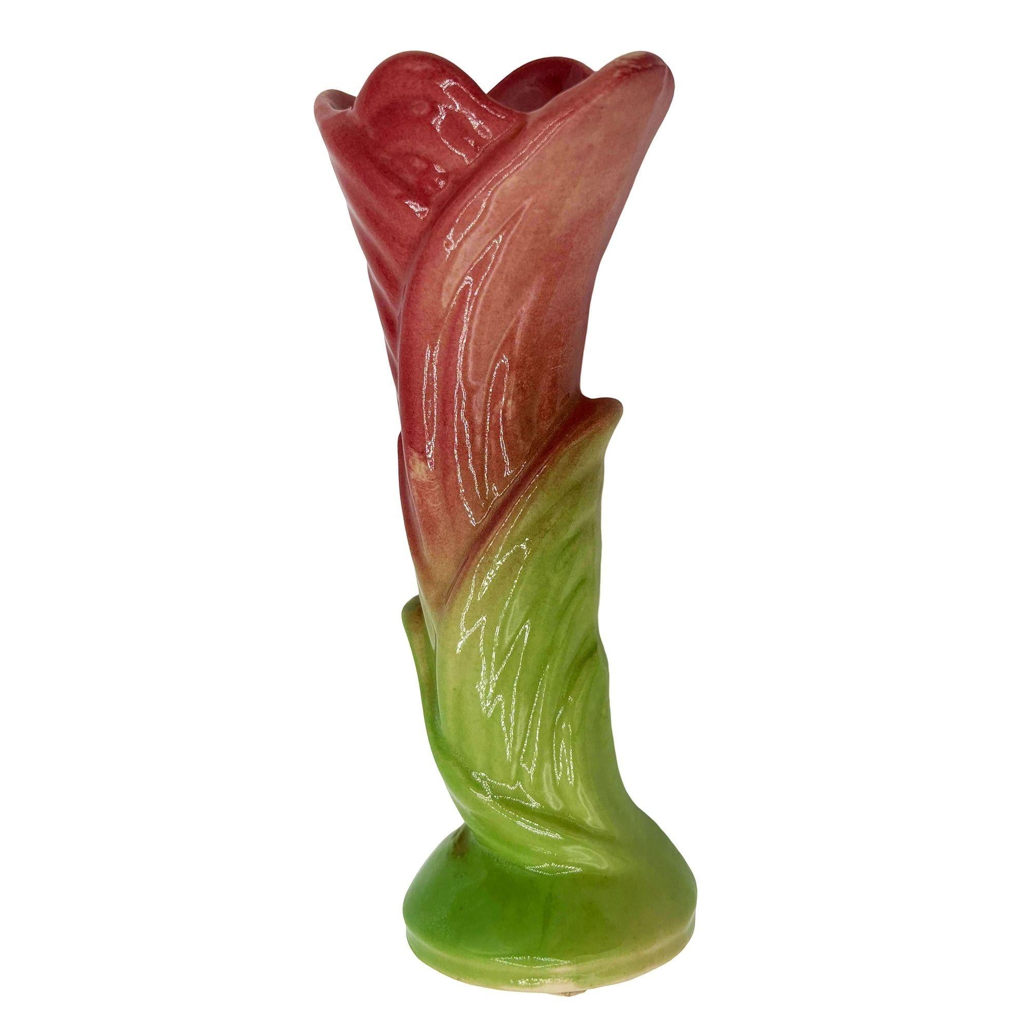 Vasi di gemme a forma di calla smaltata originali della metà del secolo scorso di Shawnee Pottery. Il vaso è caratterizzato da un bellissimo bocciolo a forma di corno rosso e verde che ricorda la Calla Lilly. Ha una finitura lucida che mette in
