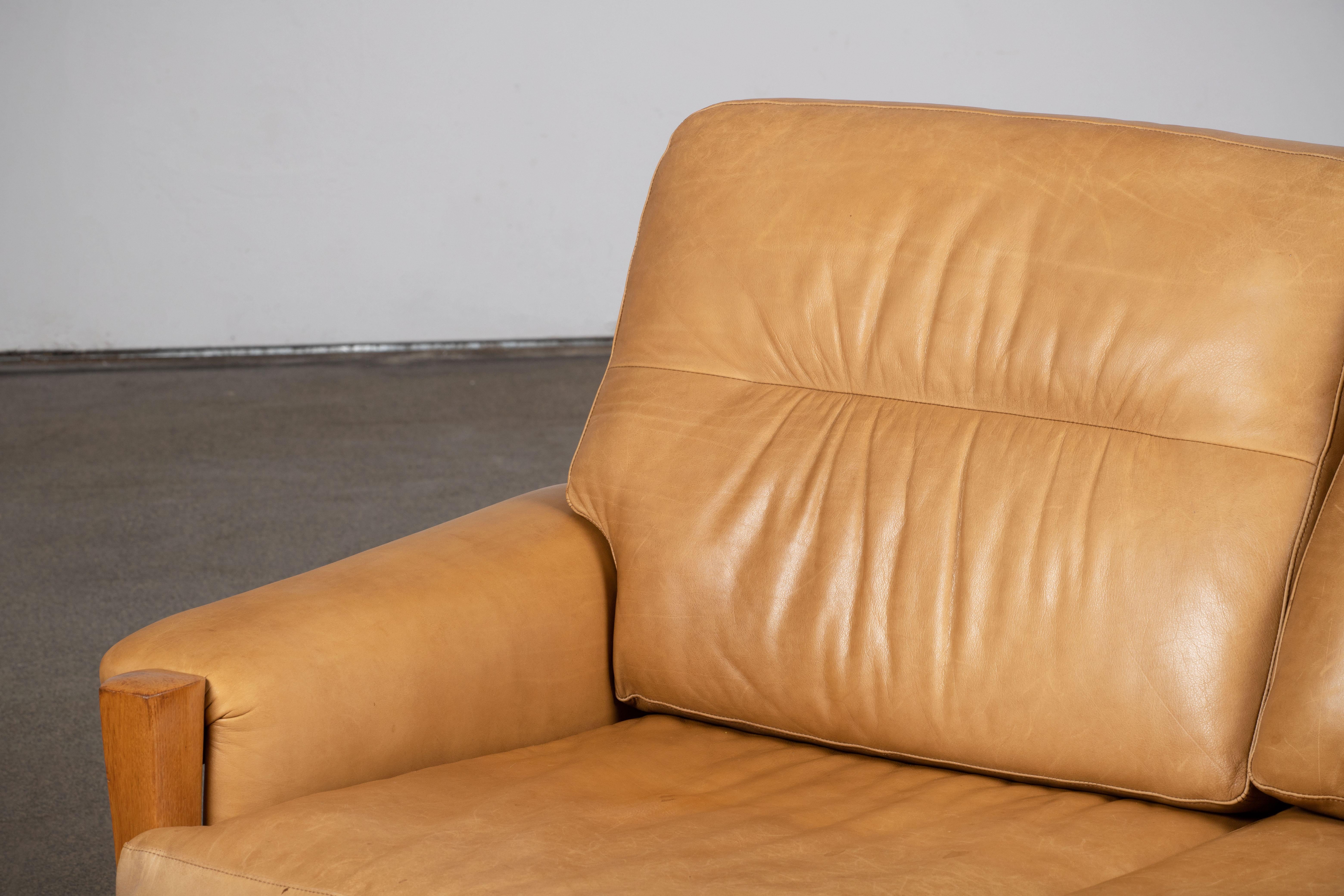 Mid-Century Camel Leather Sofa in Style of Pierre Chapo, 1960 For Sale 4