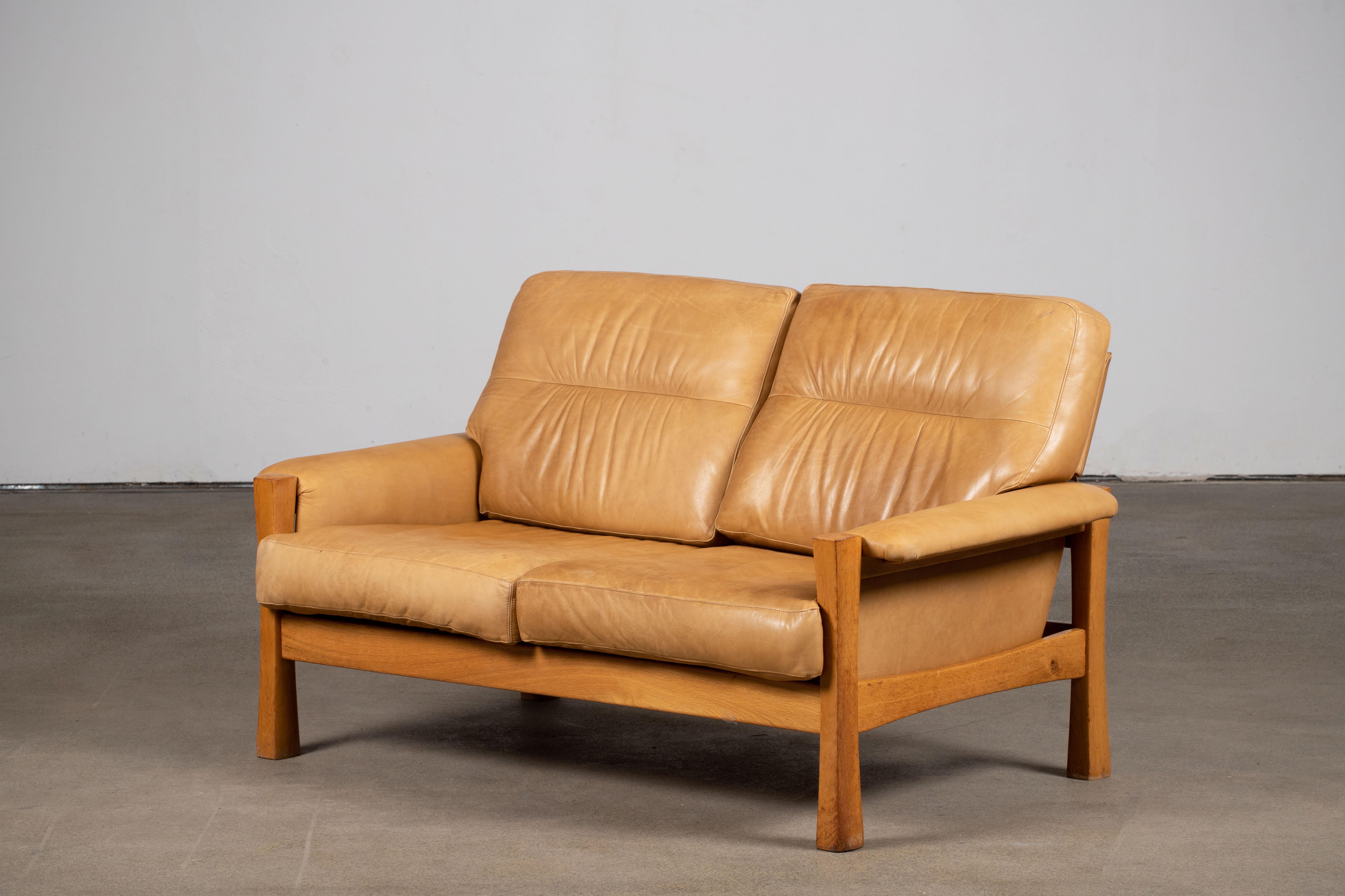 French Mid-Century Camel Leather Sofa in Style of Pierre Chapo, 1960 For Sale