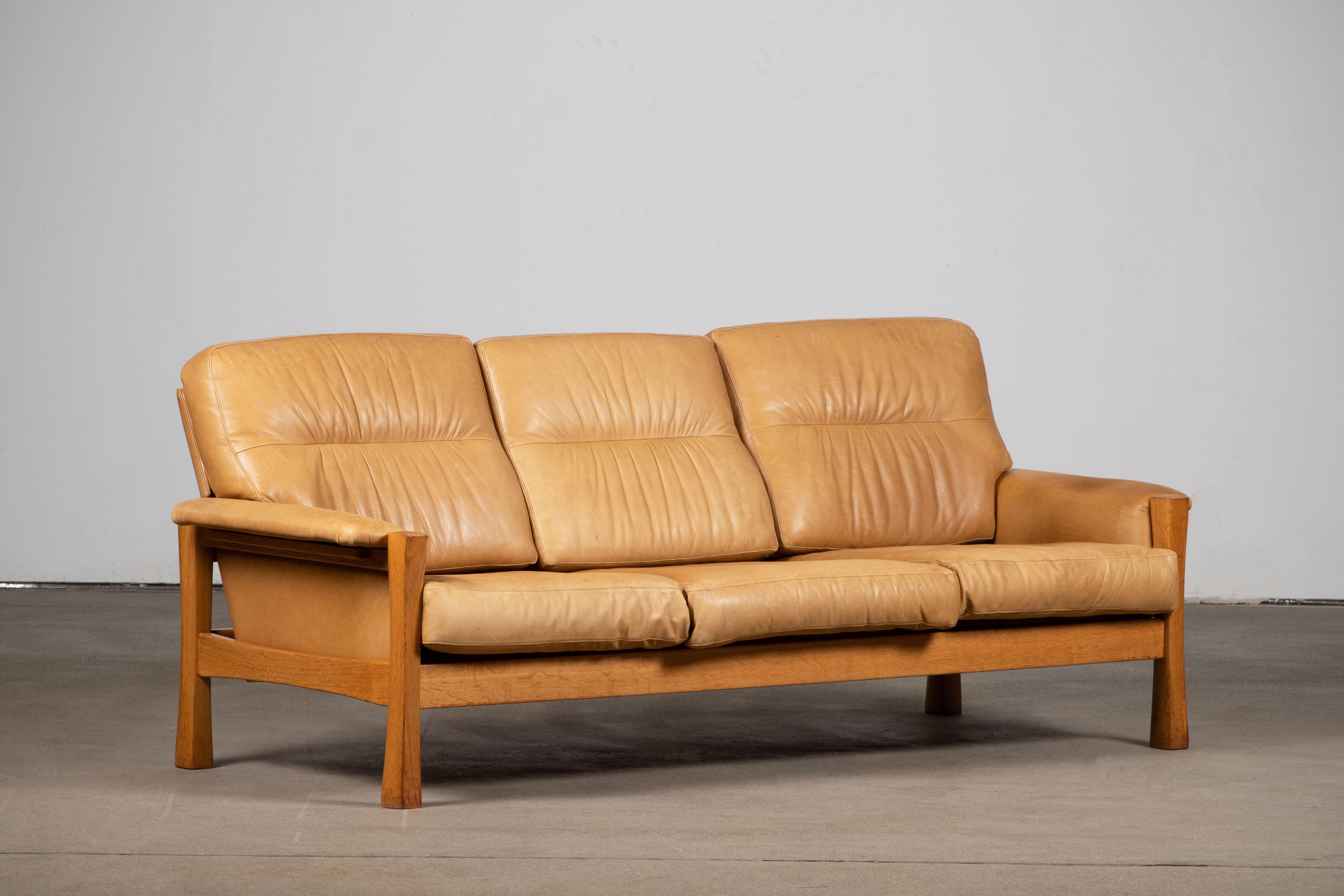 Mid-Century Camel Leather Sofa in Style of Pierre Chapo, 1960 In Good Condition For Sale In Wiesbaden, DE