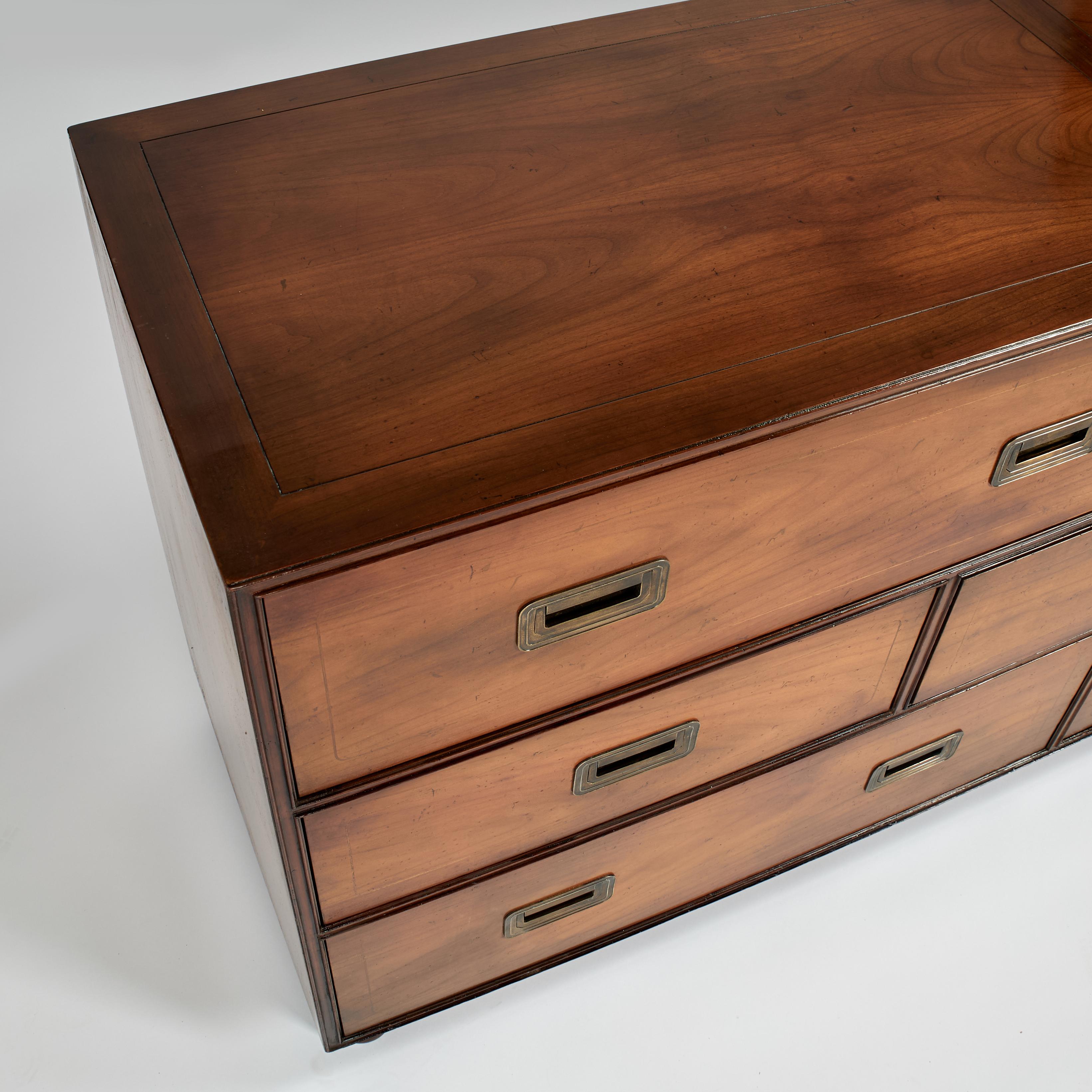 Arcón de campaña Mid Century by Baker Nogal en venta