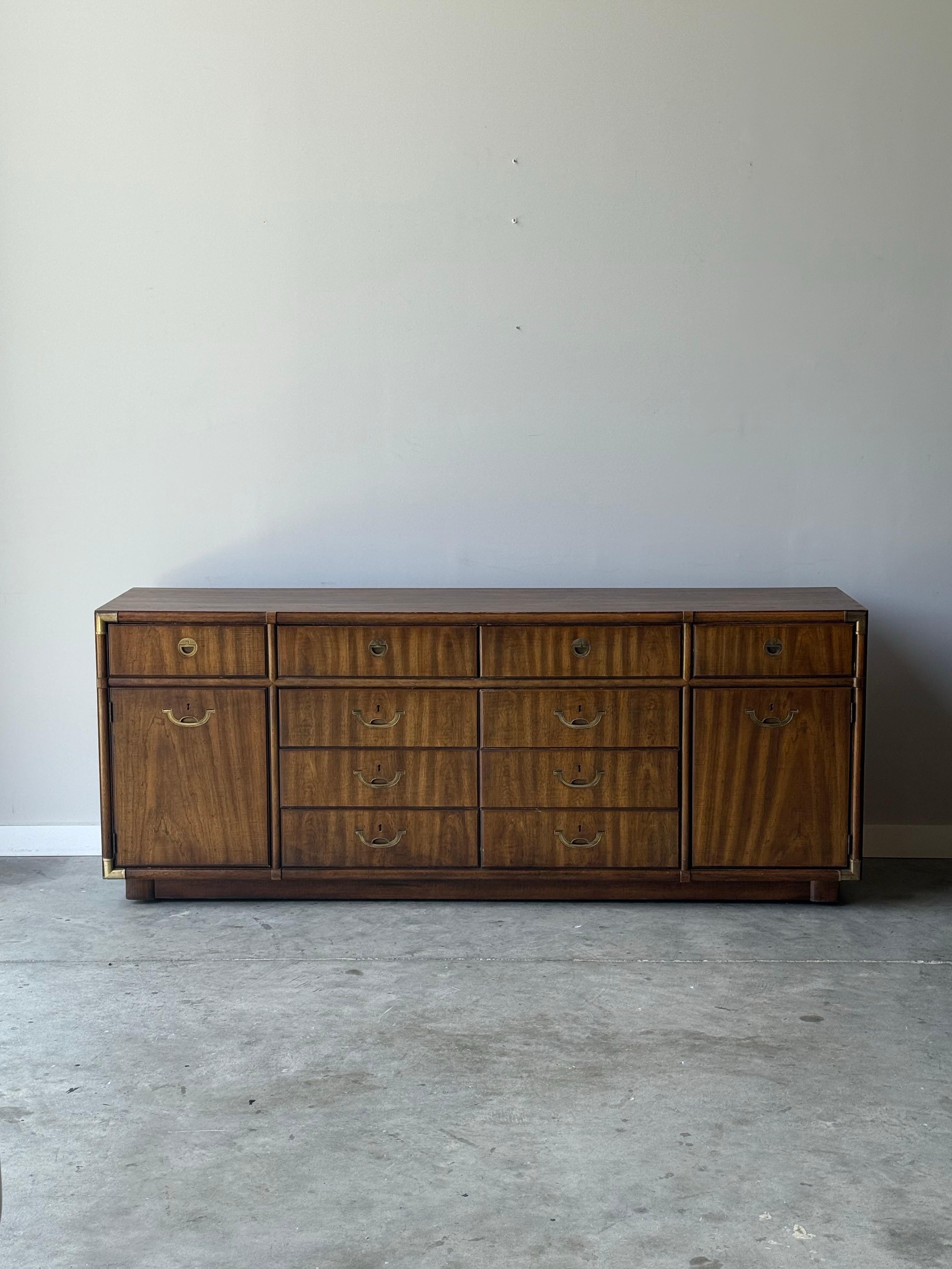 Mid-Century moderno Comò Campaigner di metà secolo di Drexel in vendita