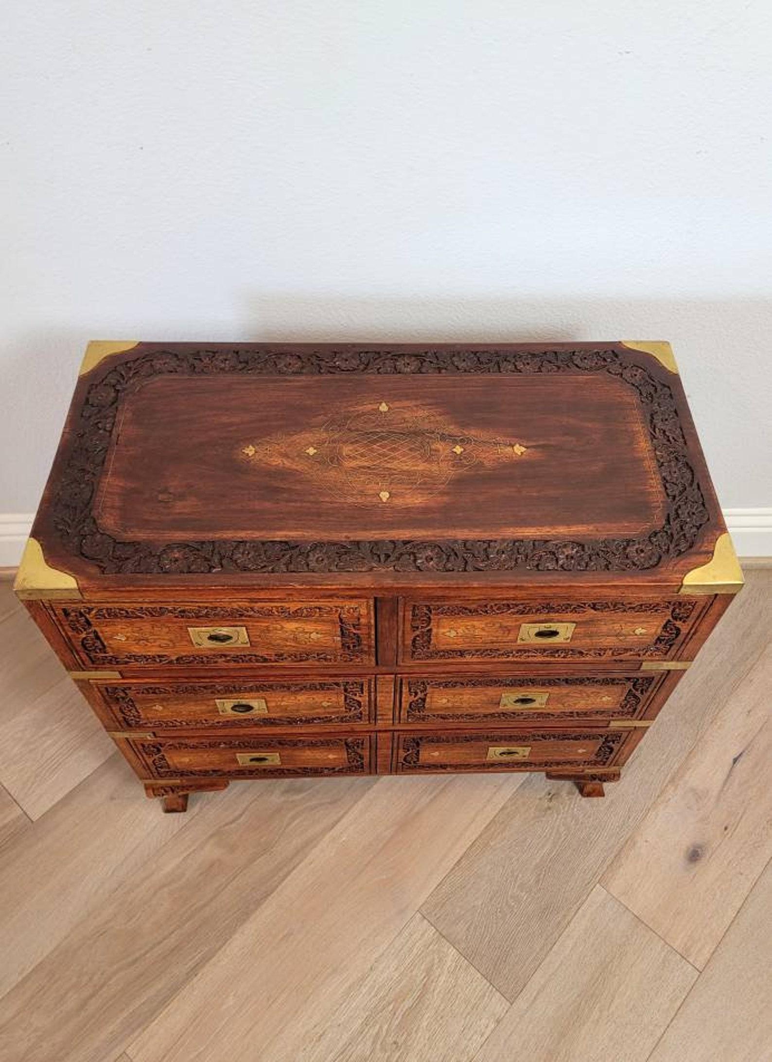 A stunning vintage Anglo-Indian intricately carved and inlaid brass-bound rosewood diminutive chest. 

Born in Pakistan in the mid-20th century, exquisitely finished in English Campaign style, finely hand-crafted of warm, rich, beautifully grained