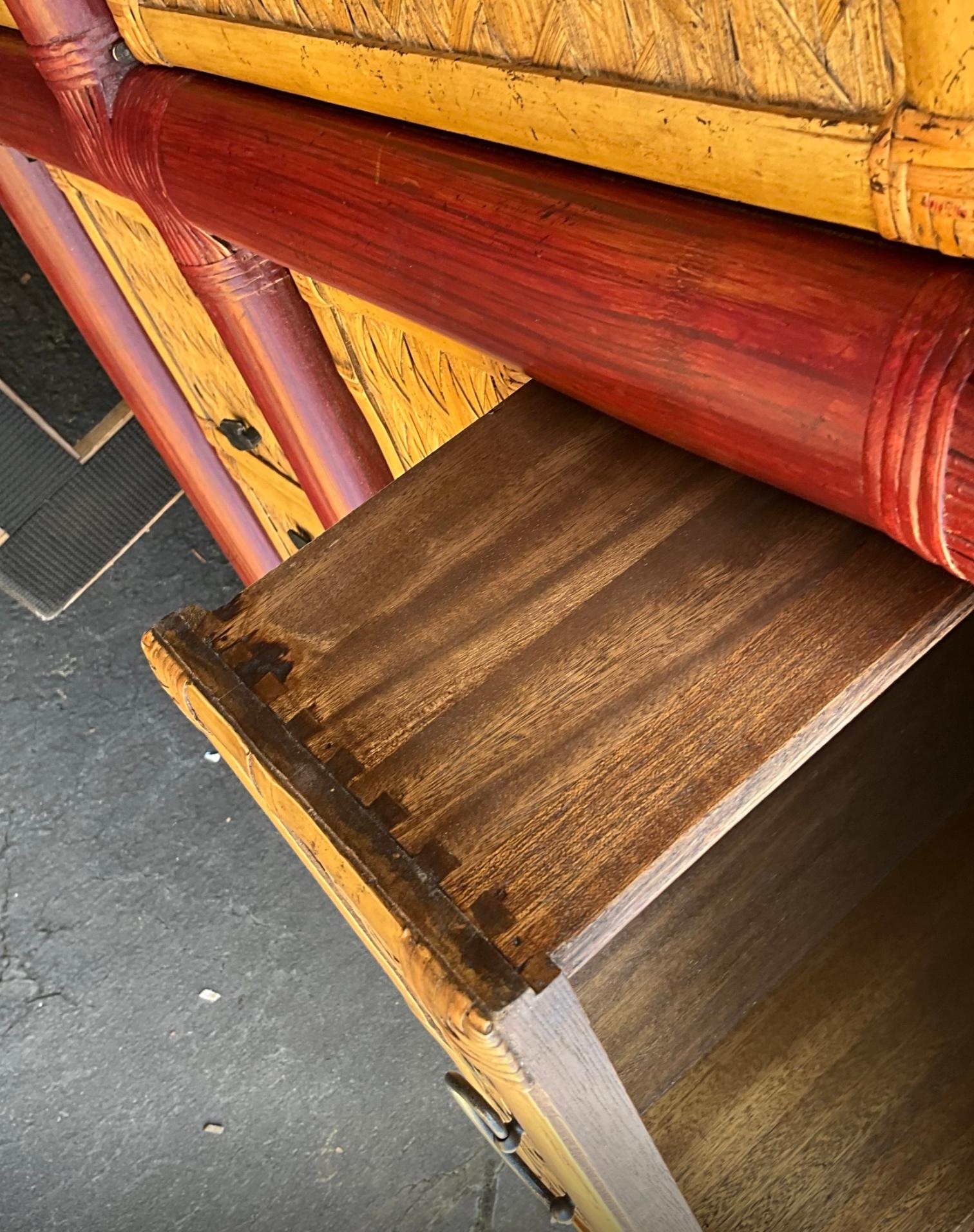 Filippino Credenza o armadio in stile Campaigner di metà secolo in bambù / rattan / vimini in vendita