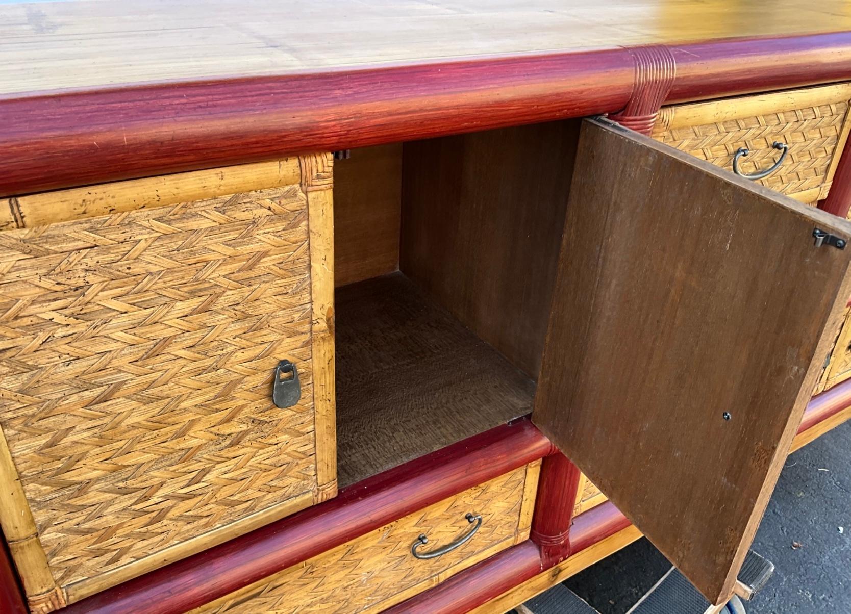 Credenza o armadio in stile Campaigner di metà secolo in bambù / rattan / vimini In condizioni buone in vendita a Kennesaw, GA