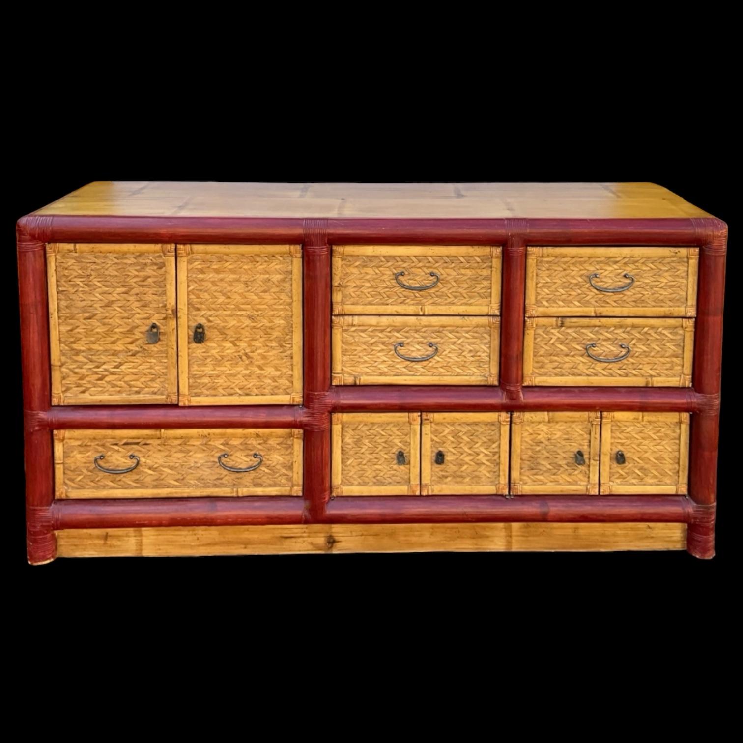 XX secolo Credenza o armadio in stile Campaigner di metà secolo in bambù / rattan / vimini in vendita
