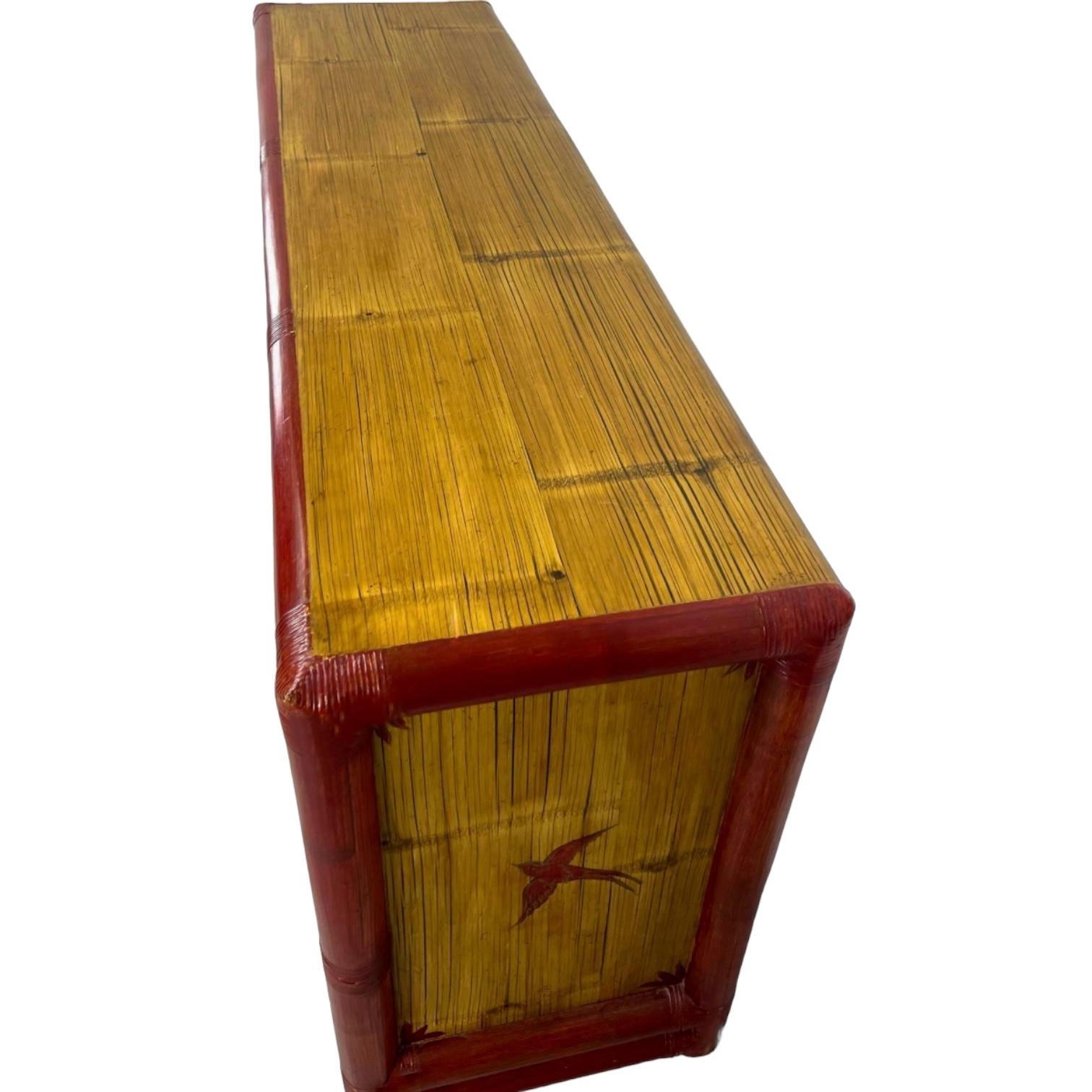Ottone Credenza o armadio in stile Campaigner di metà secolo in bambù / rattan / vimini in vendita