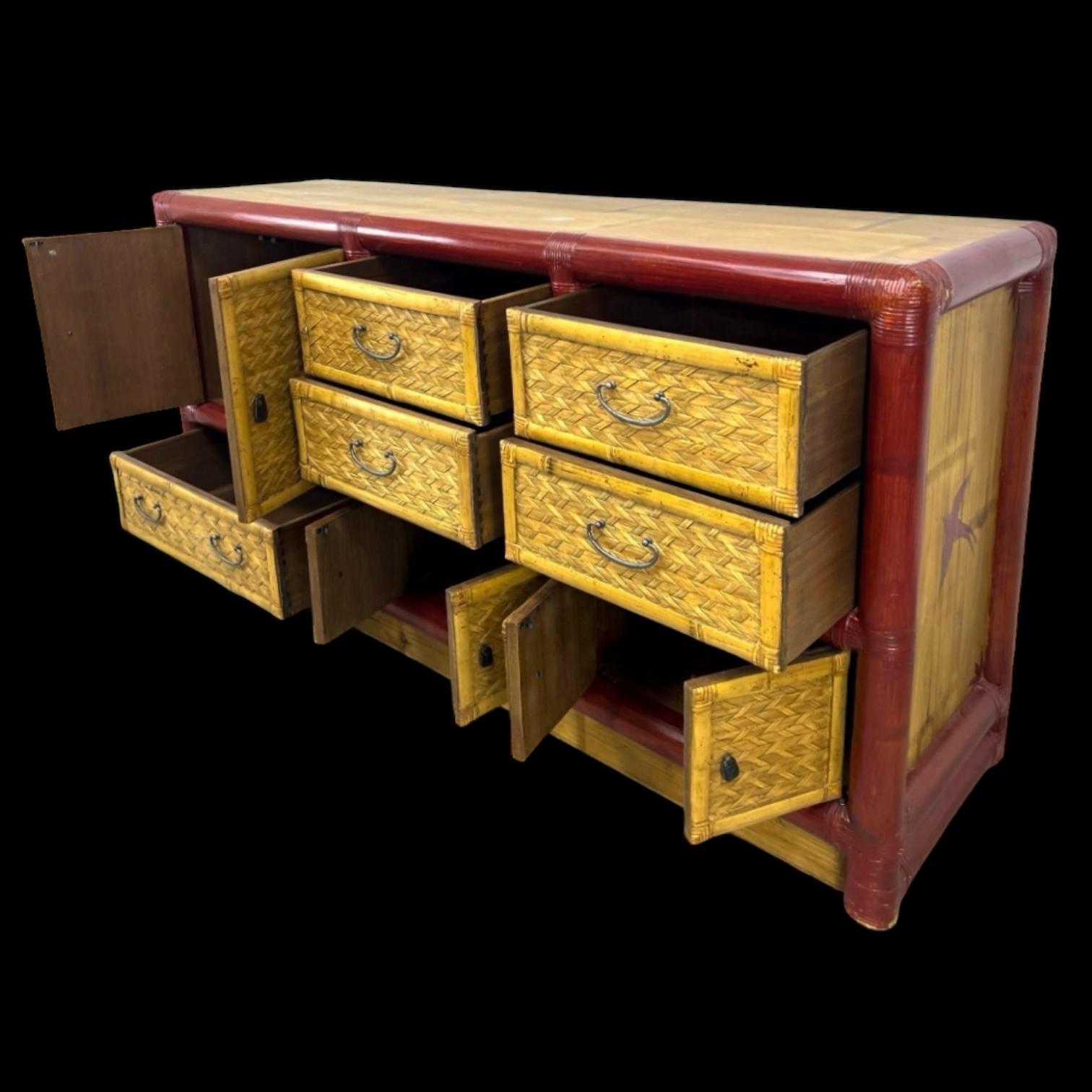 Credenza o armadio in stile Campaigner di metà secolo in bambù / rattan / vimini in vendita 1