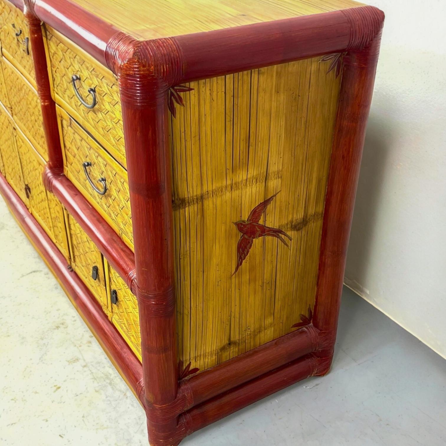 Credenza o armadio in stile Campaigner di metà secolo in bambù / rattan / vimini in vendita 2