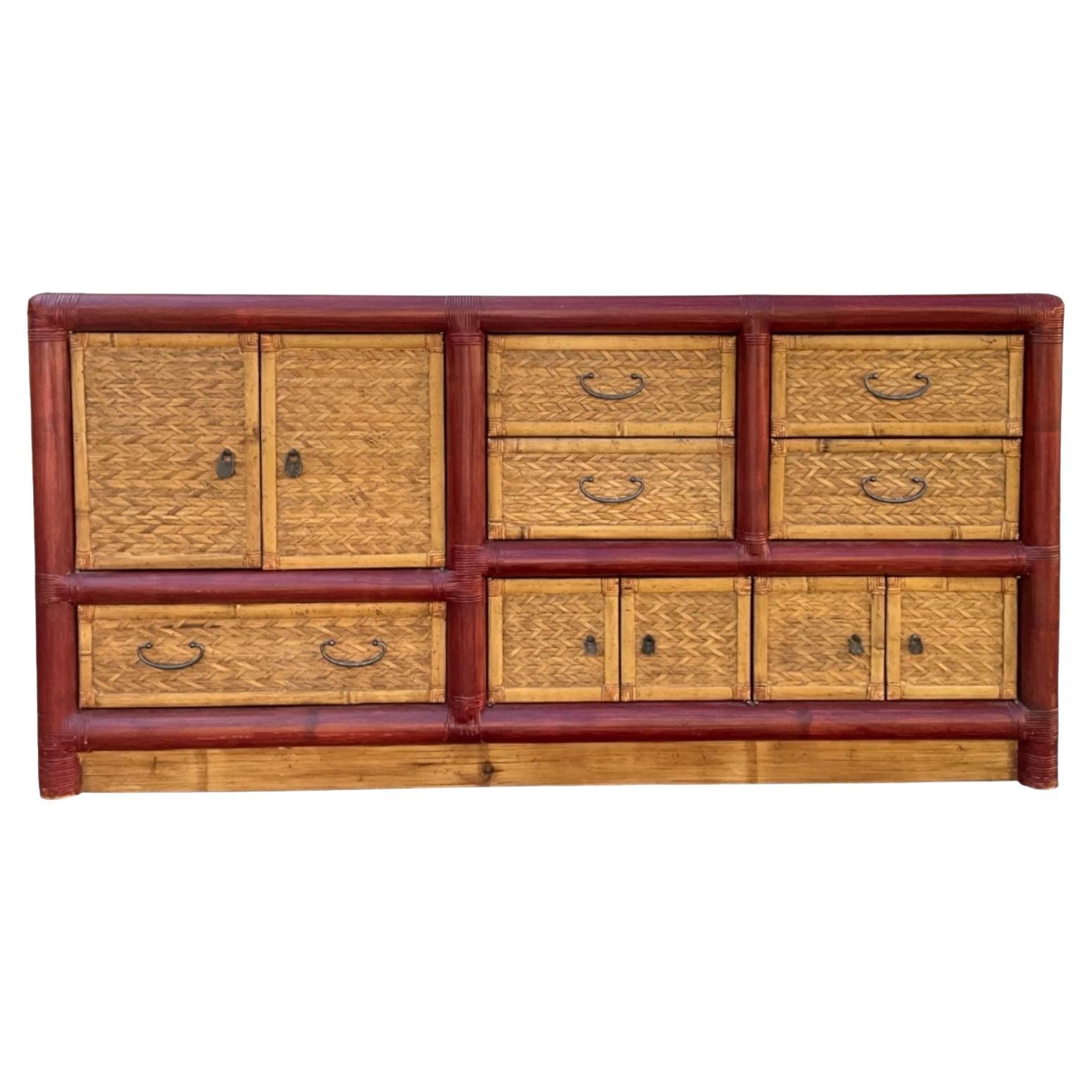 Crédence ou armoire-coffre en bambou / rotin / osier de style Campaigner Mid-Century