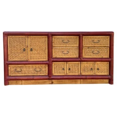 Crédence ou armoire-coffre en bambou / rotin / osier de style Campaigner Mid-Century