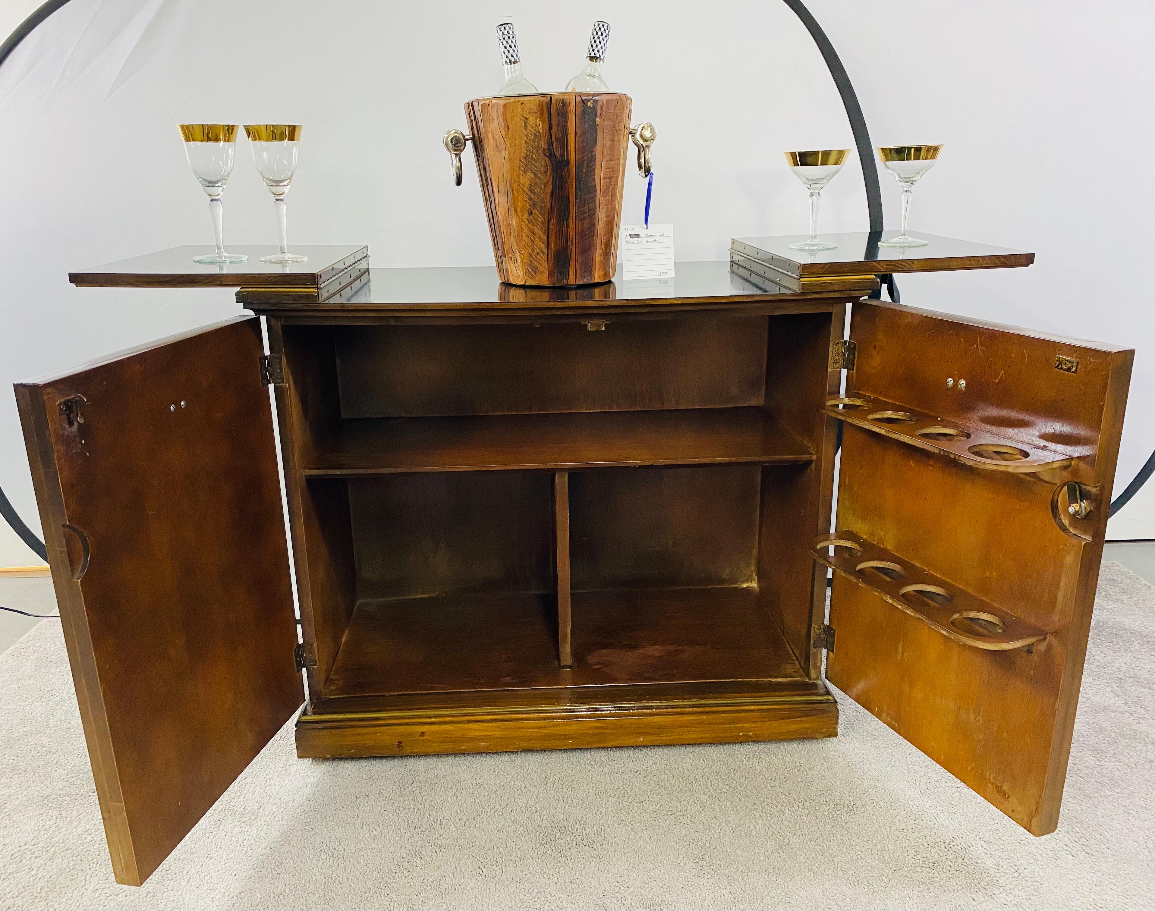 Meuble serveur ou coffre de bar sec à couvercle rabattable en acajou, style Campaigner du milieu du siècle dernier Bon état - En vente à Plainview, NY