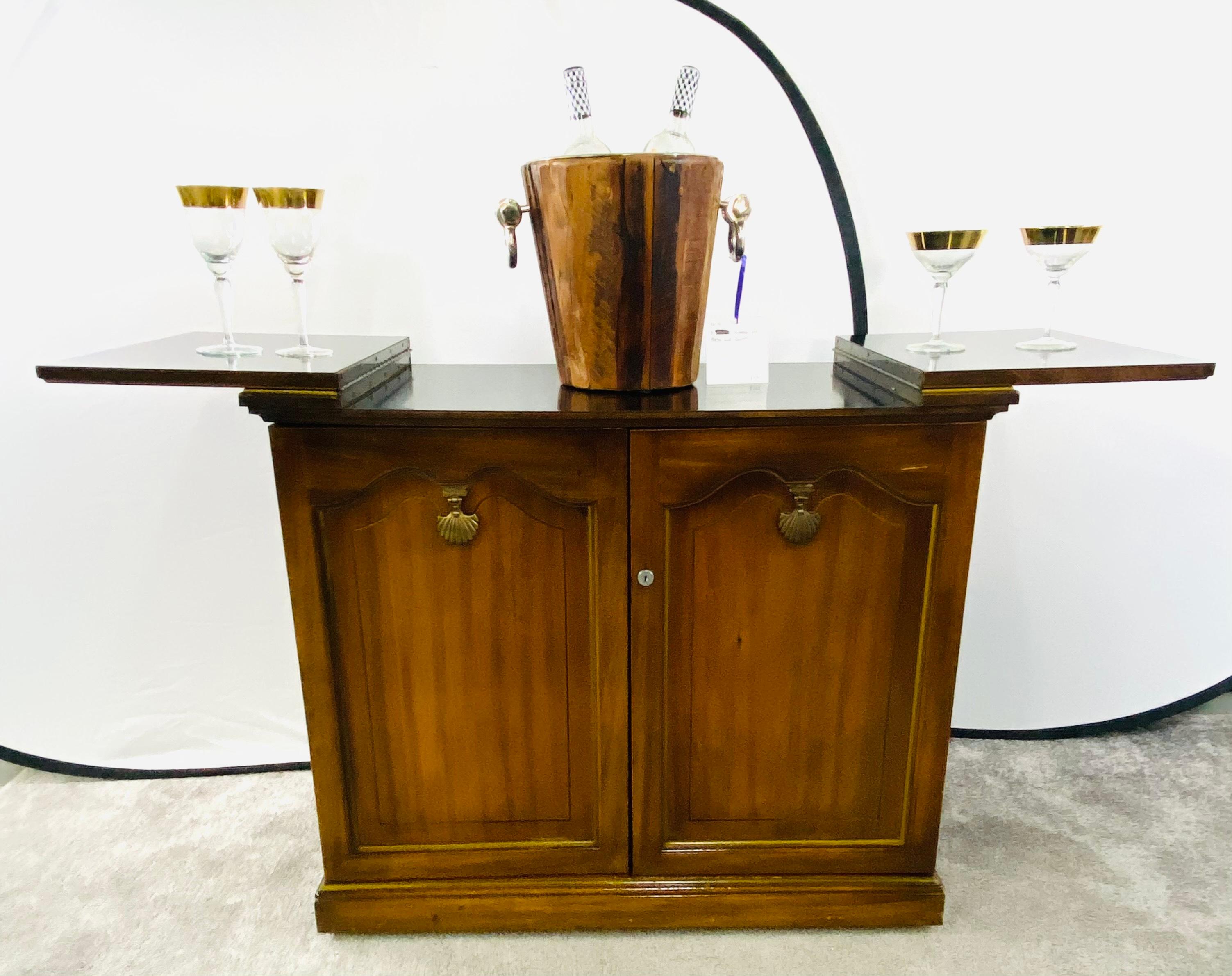 20ième siècle Meuble serveur ou coffre de bar sec à couvercle rabattable en acajou, style Campaigner du milieu du siècle dernier en vente