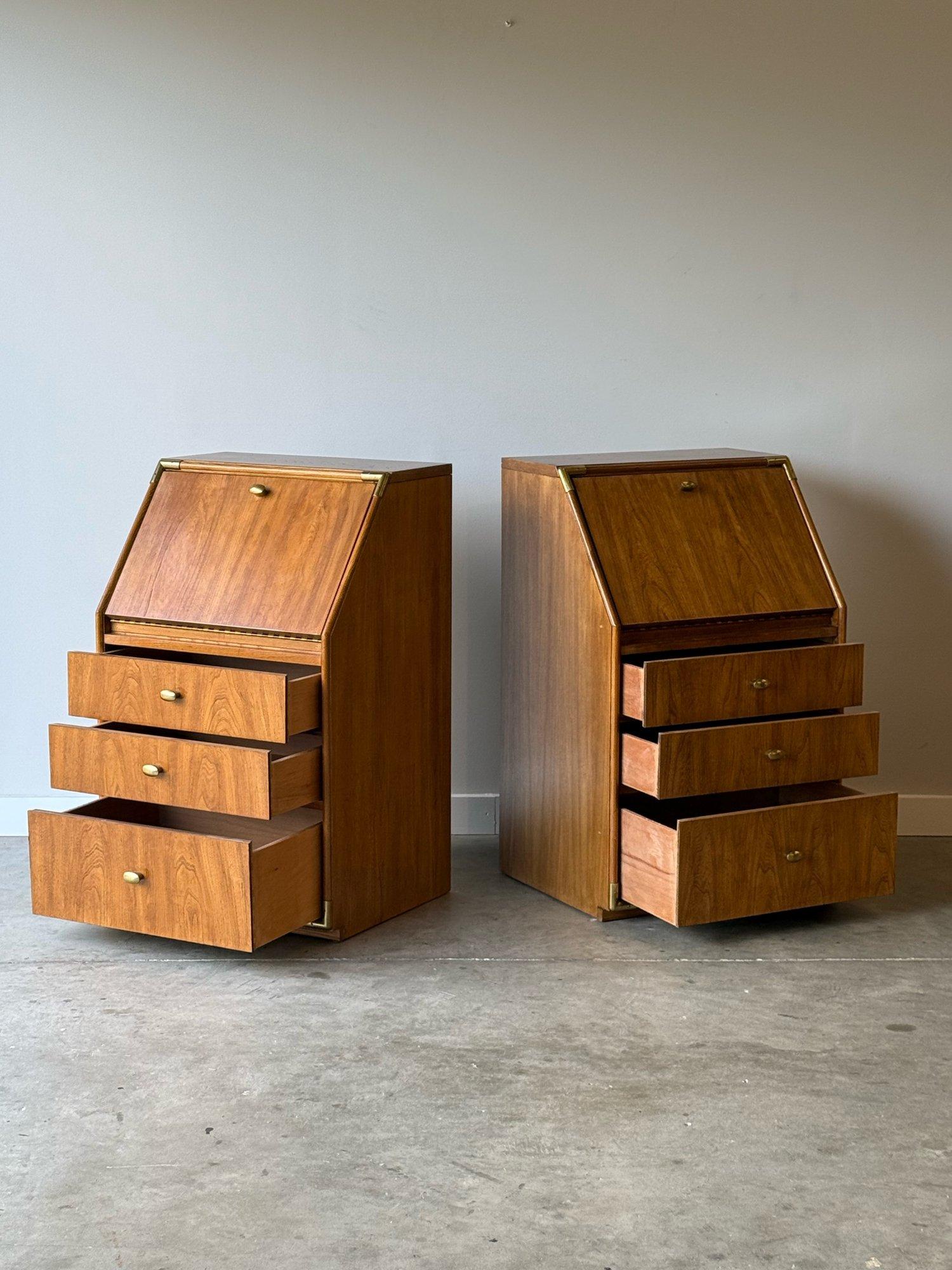 Ein Paar Nachttische im Vintage-Stil, hergestellt von Stanley Furniture. Das Design dieses Paares kombiniert die rustikale Sensibilität und die Messingecken des Campaigner-Stils mit abgerundeten Messinggriffen, die an den Hollywood Regency-Stil