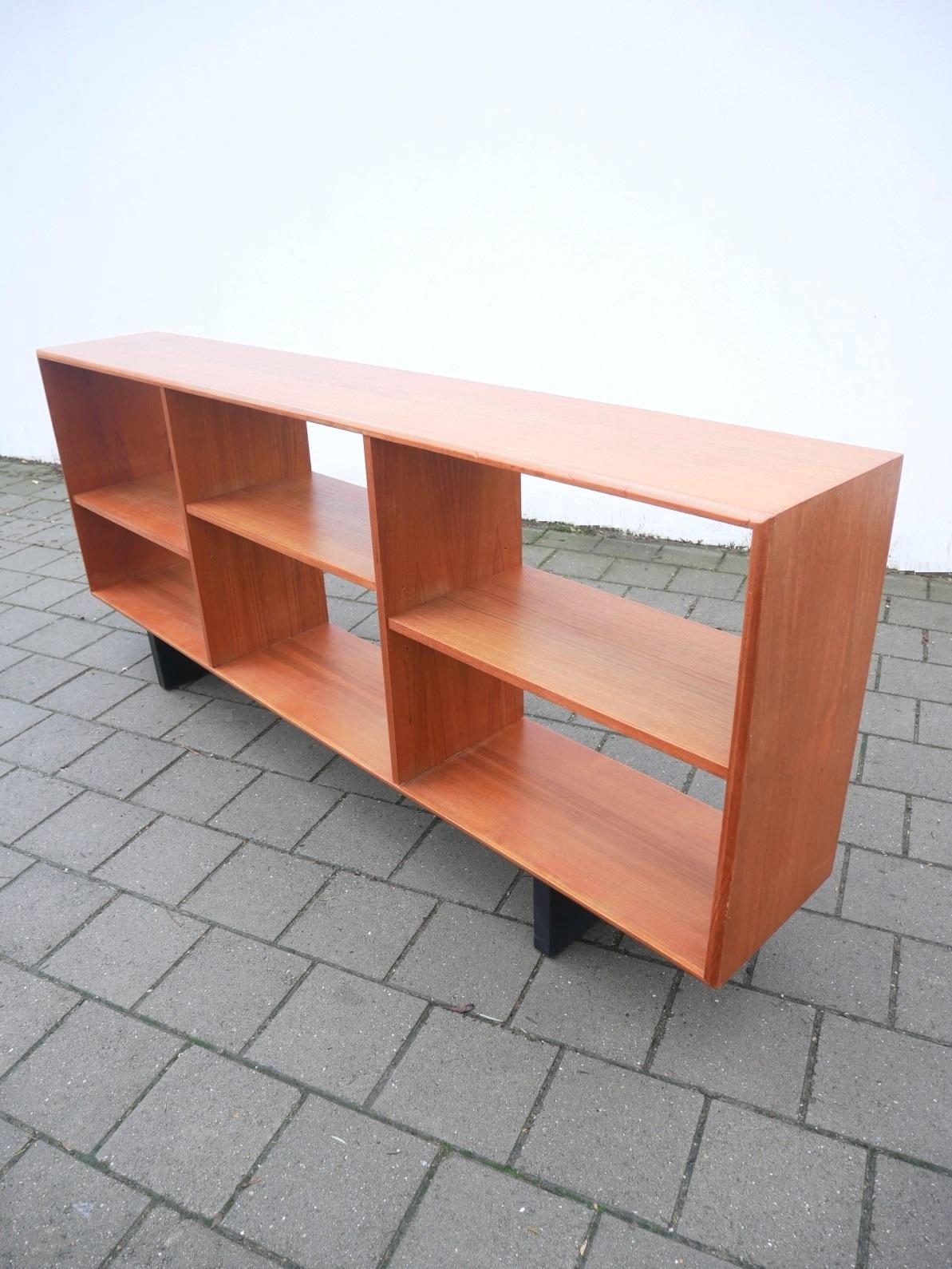 MidCentury Canadian Walnut 881 Free Standing Bookshelf, 1960s In Good Condition For Sale In Brussels, Ixelles