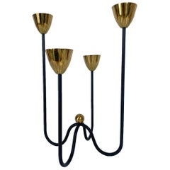 Candelabro de latón y metal de mediados de siglo Gunnar Ander Ystad Metall Suecia
