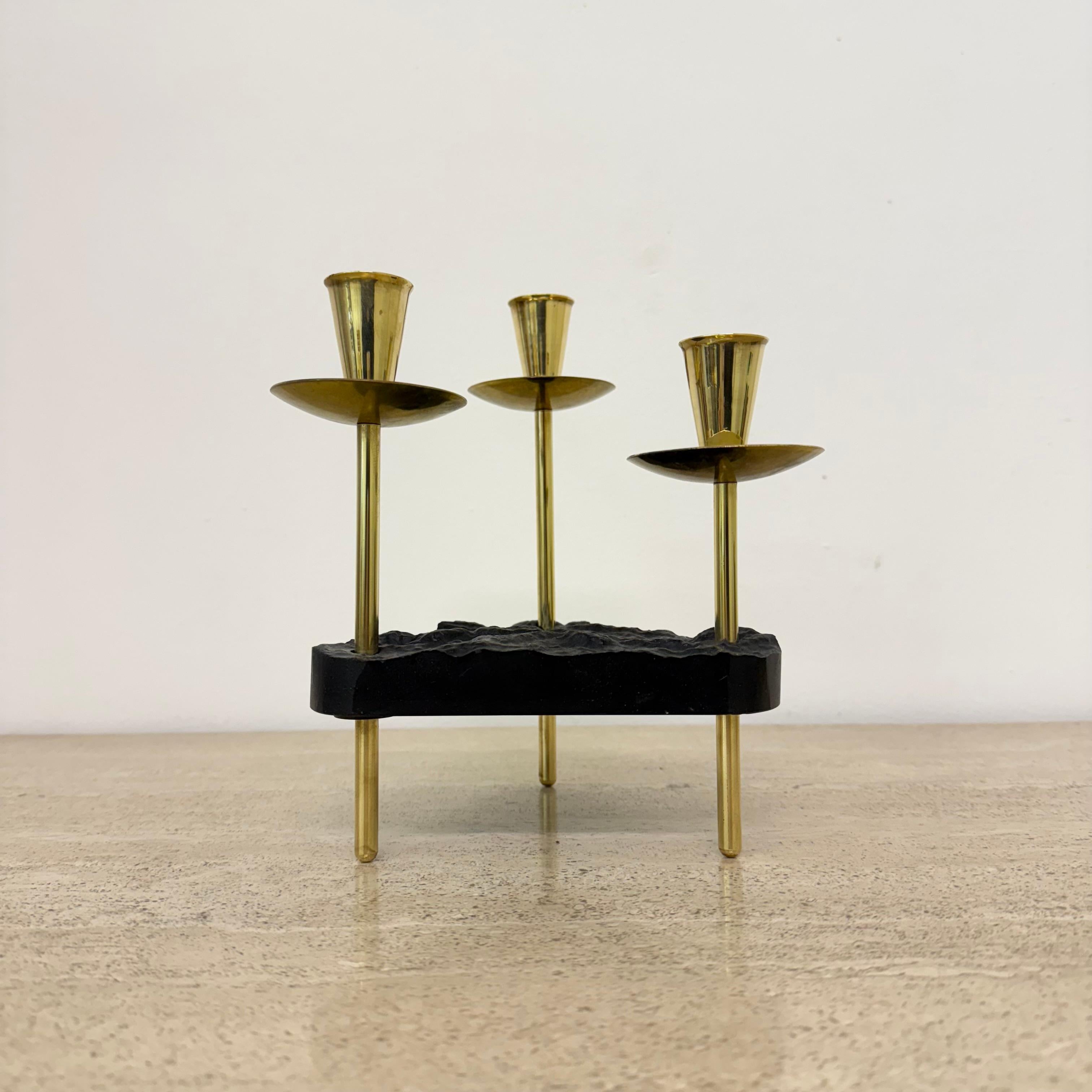 Mid-Century moderno Portacandele di metà secolo in ottone e lucite, anni '70 in vendita