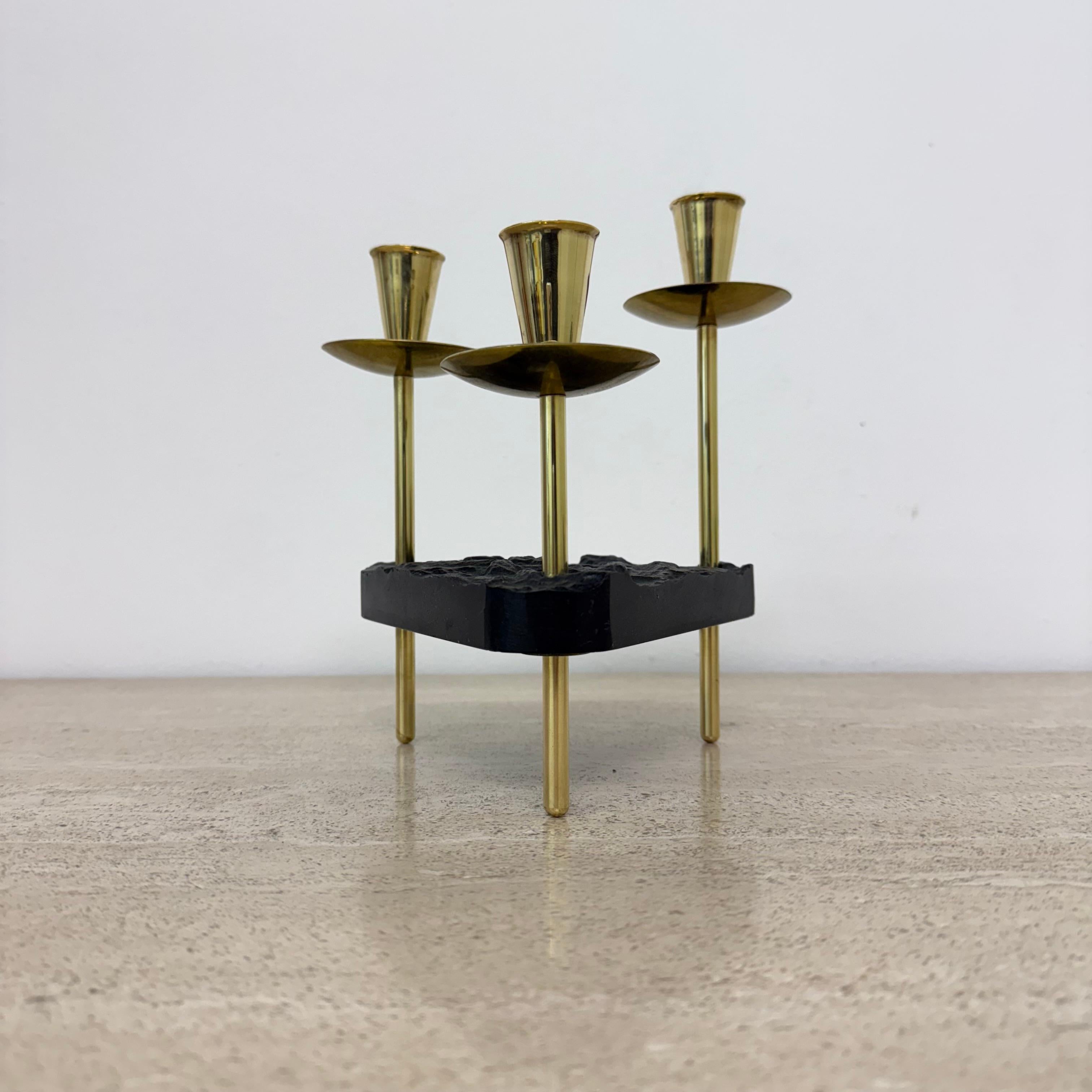 Fine XX secolo Portacandele di metà secolo in ottone e lucite, anni '70 in vendita