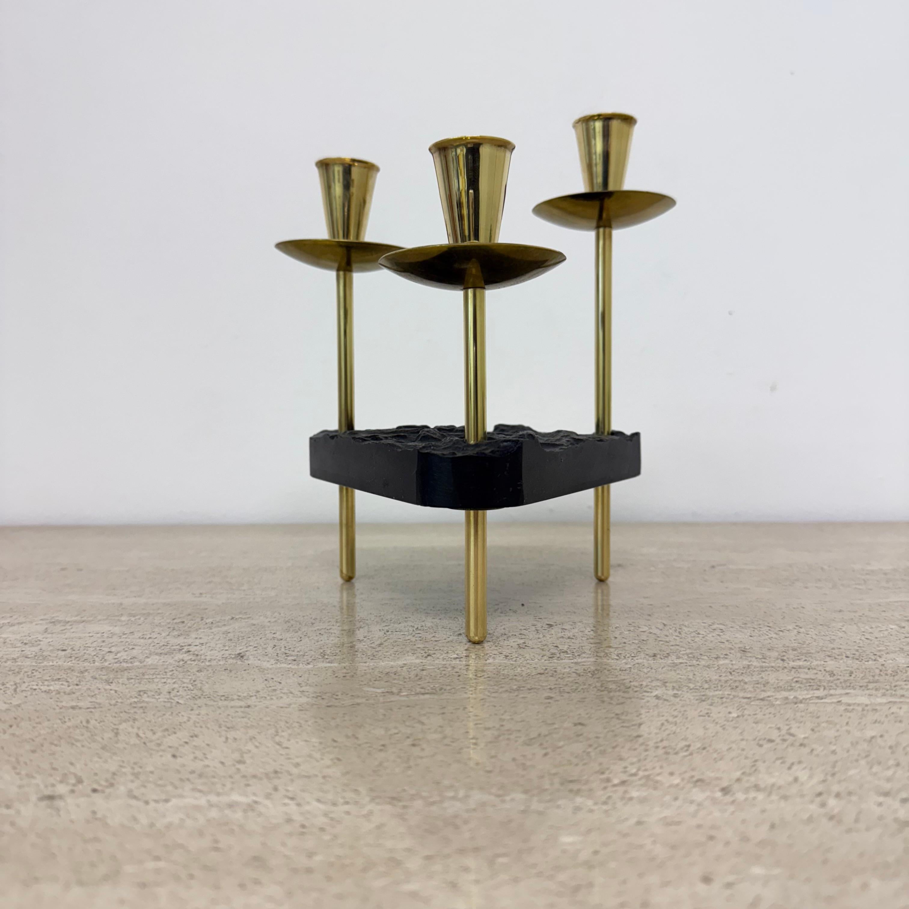 Ottone Portacandele di metà secolo in ottone e lucite, anni '70 in vendita