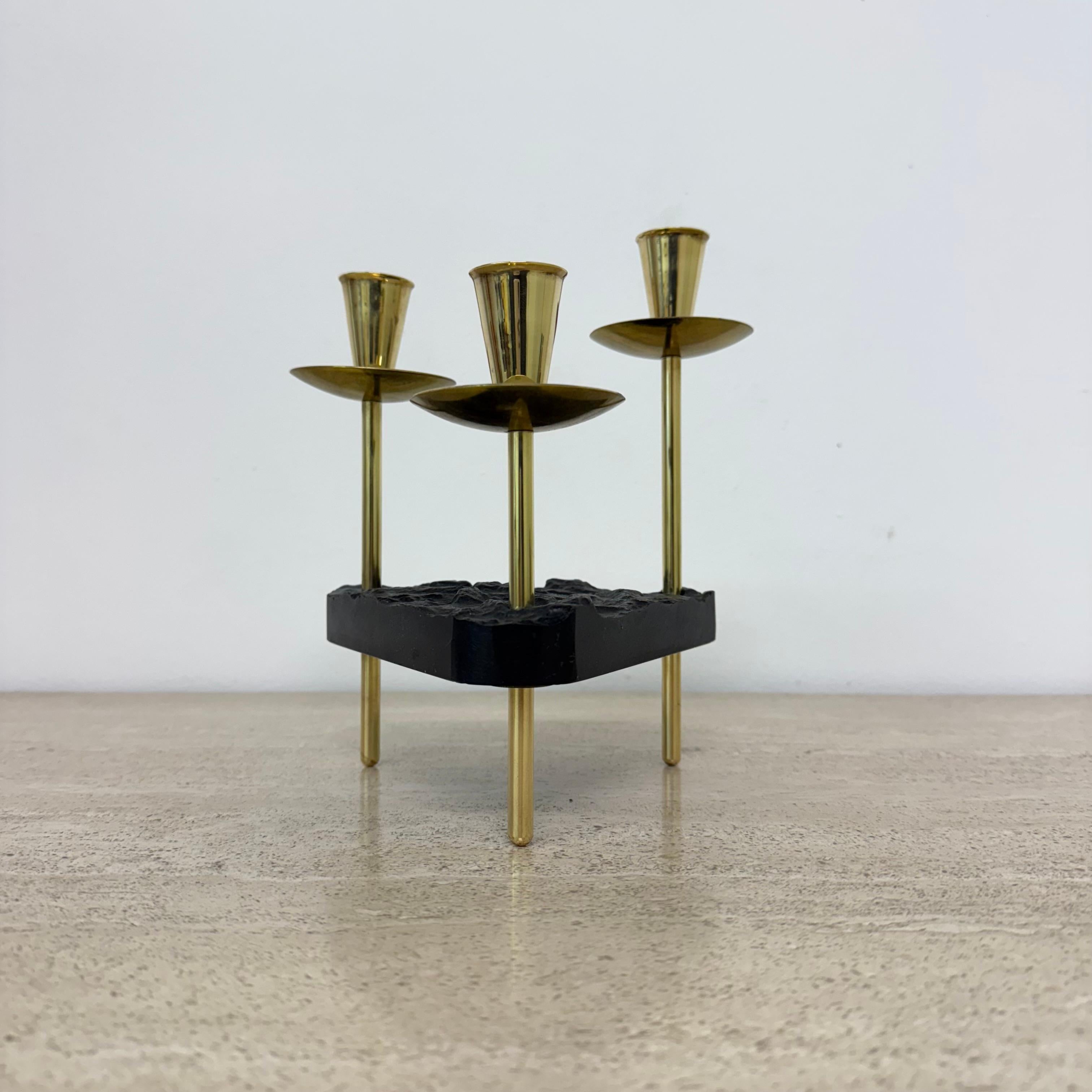 Portacandele di metà secolo in ottone e lucite, anni '70 in vendita 1