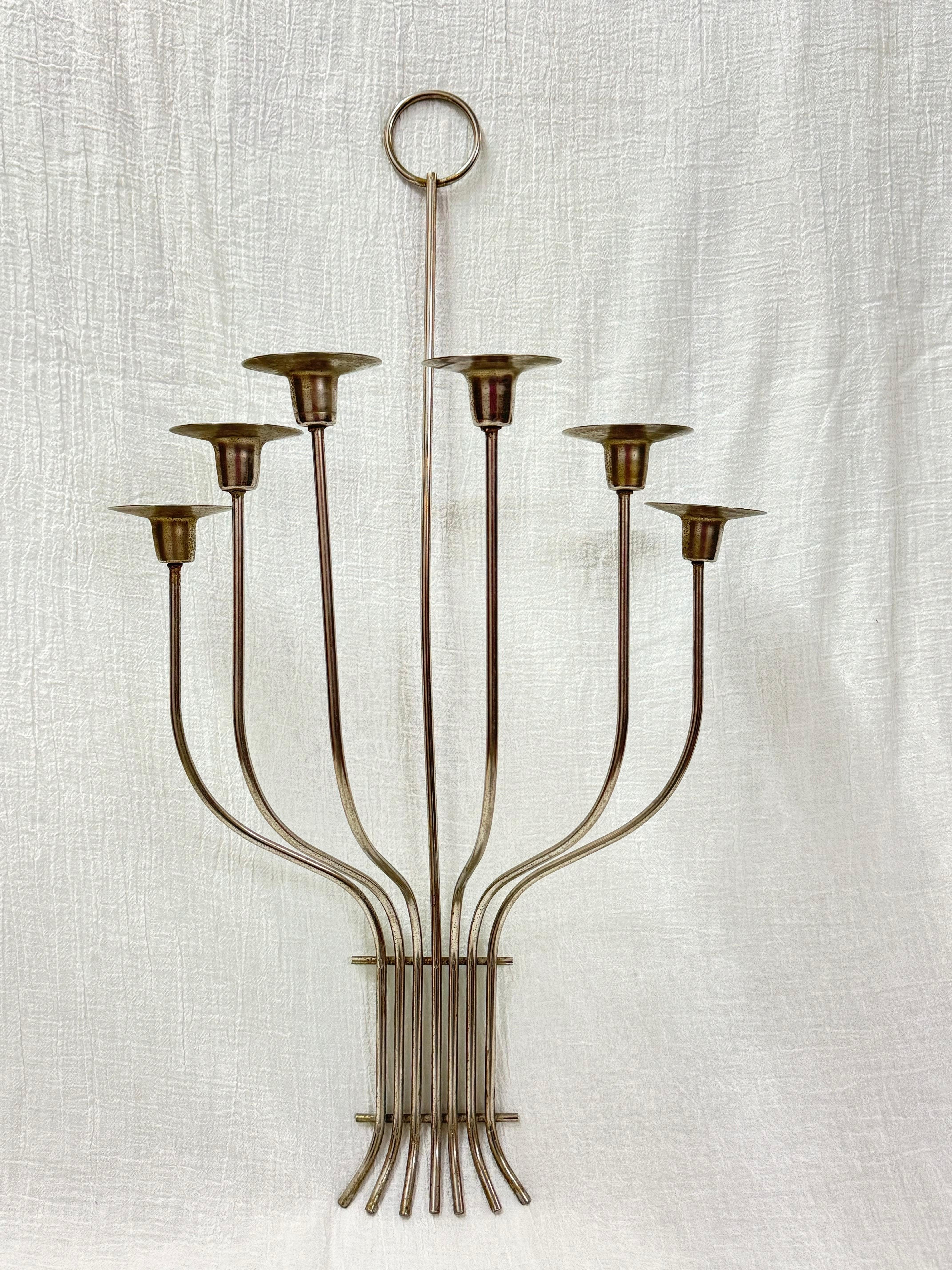 Candelabro de estilo Mid Century de Tommi Parzinger. Diseño clásico de 6 luces para animar tus paredes y llamar la atención.