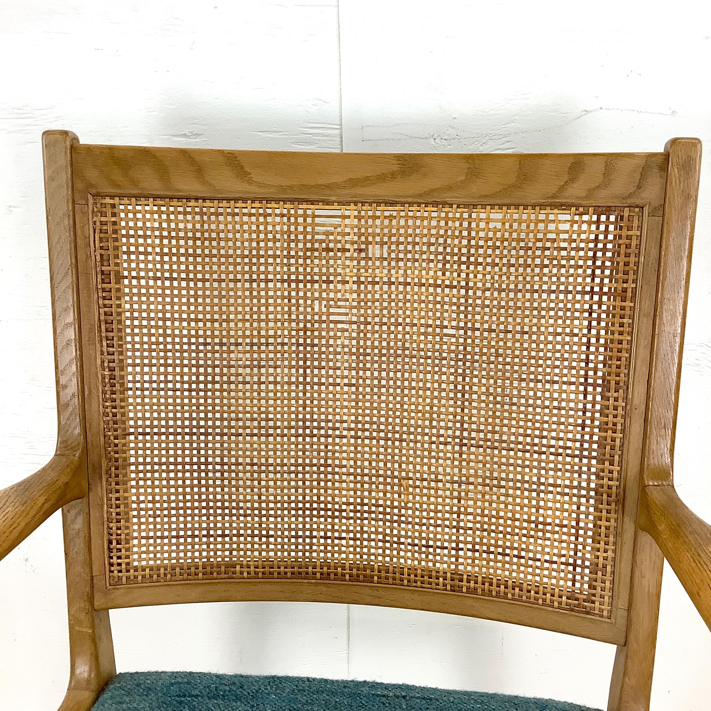 Mid-Century Modern Fauteuil à dossier canné du milieu du siècle avec assise tapissée en vente