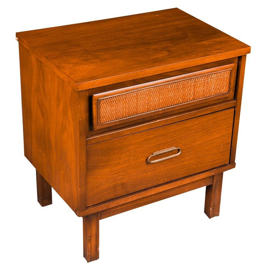 Table de nuit en canne, noyer, laiton, mi-siècle Table d'appoint