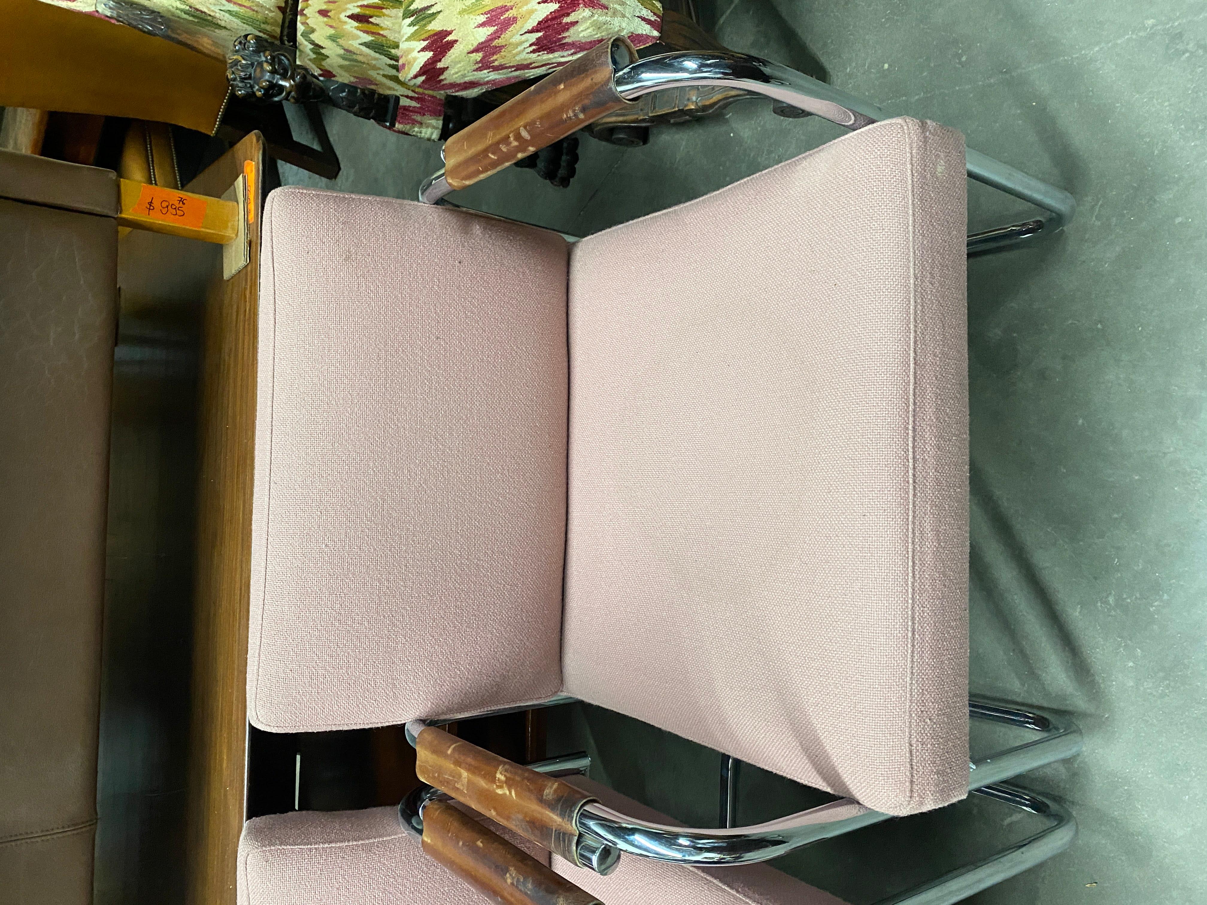 Set di quattro poltrone a sbalzo imbottite in stile Bauhaus Mies Van Der Rohe, anni '50 circa, con struttura tubolare in acciaio cromato, schienale e seduta imbottiti in tessuto rosa e braccioli in pelle marrone. 

Dimensioni
circa 30