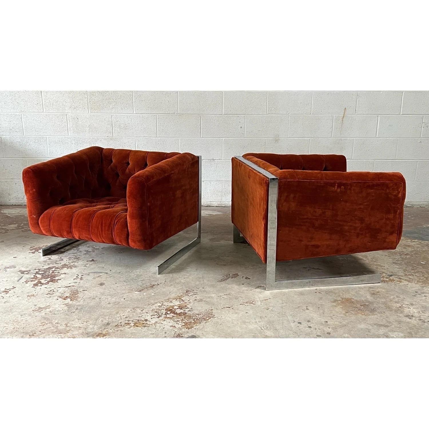 Chaises longues du milieu du siècle dans le style de  Milo Baughman pour Thayer Coggin. Cette paire unique présente un style en porte-à-faux renforcé par un cadre en acier chromé. Les cadres enveloppent l'arrière du salon, s'étendent sur le côté et