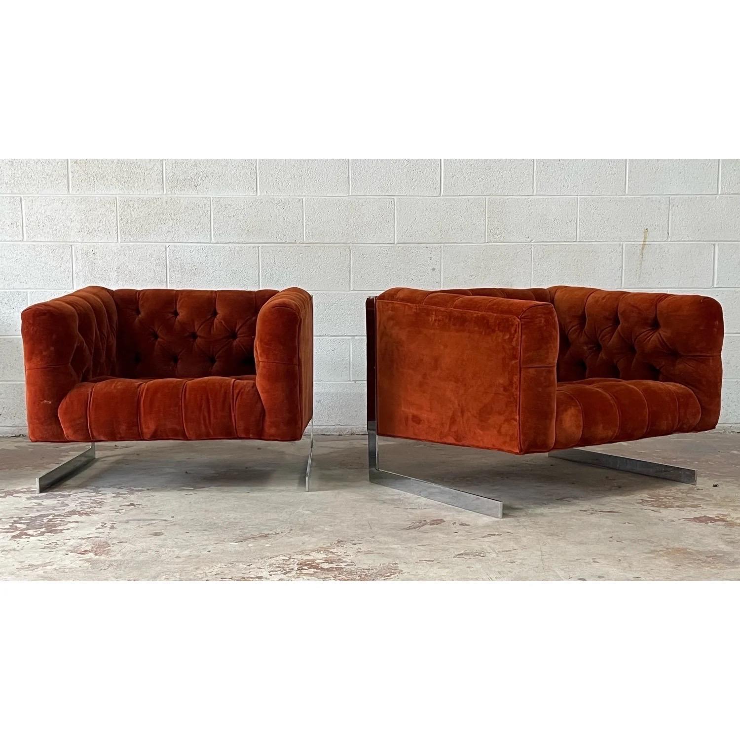 Américain Paire de chaises longues en porte-à-faux du milieu du siècle dans le style de Milo Baughman en vente