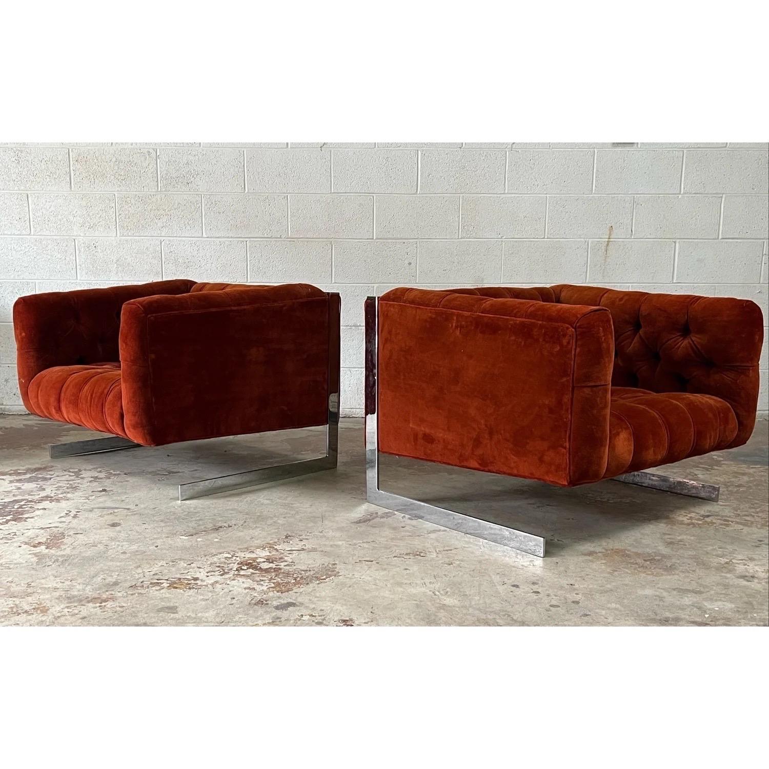 Paire de chaises longues en porte-à-faux du milieu du siècle dans le style de Milo Baughman État moyen - En vente à Raleigh, NC