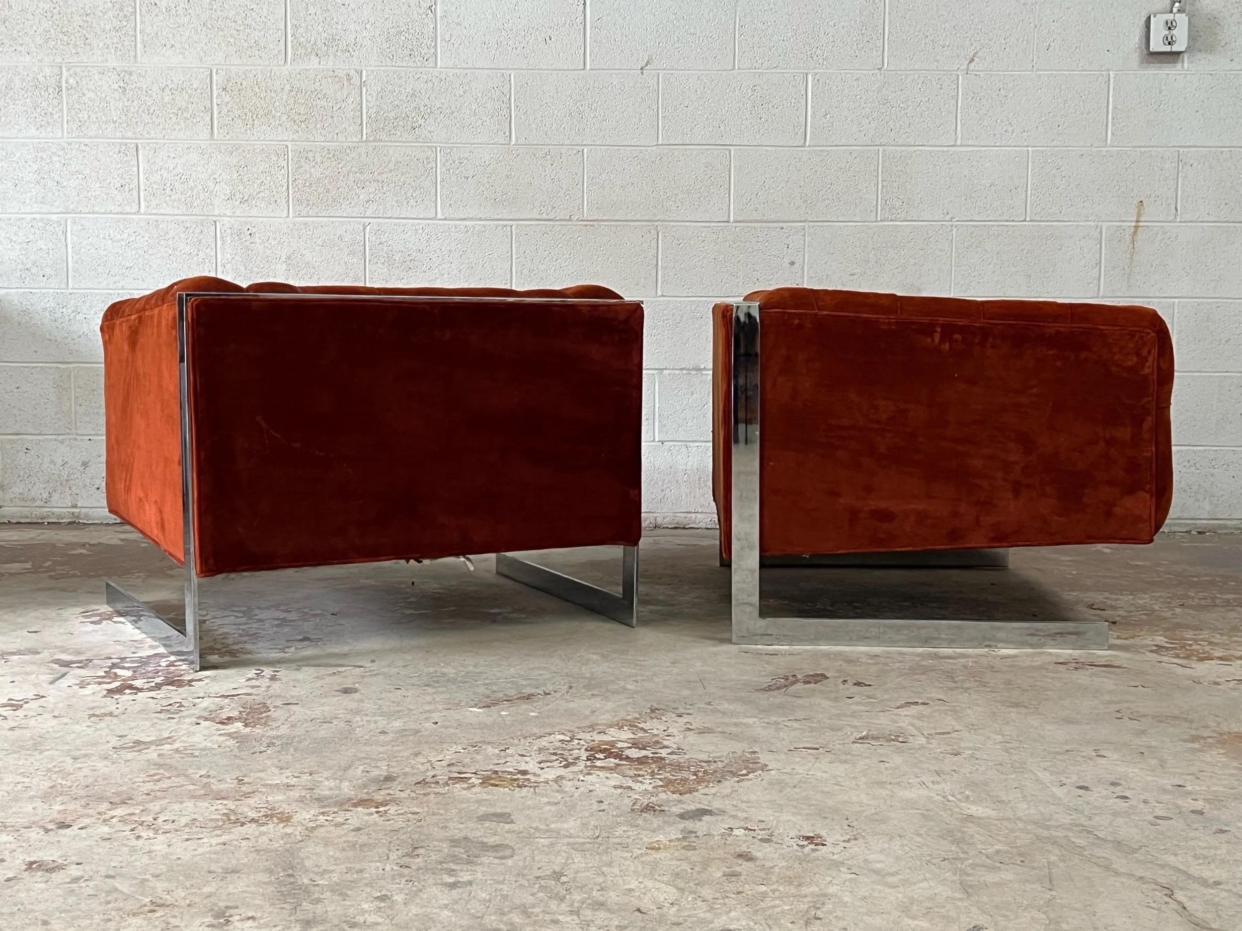 Fin du 20e siècle Paire de chaises longues en porte-à-faux du milieu du siècle dans le style de Milo Baughman en vente