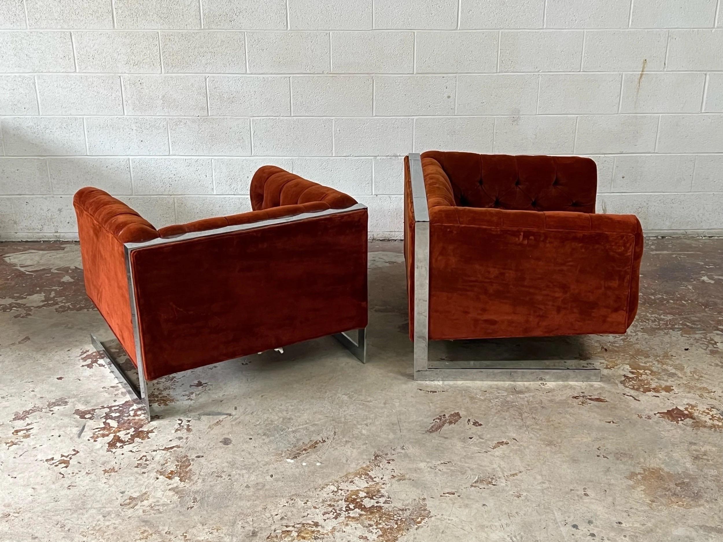 Métal Paire de chaises longues en porte-à-faux du milieu du siècle dans le style de Milo Baughman en vente