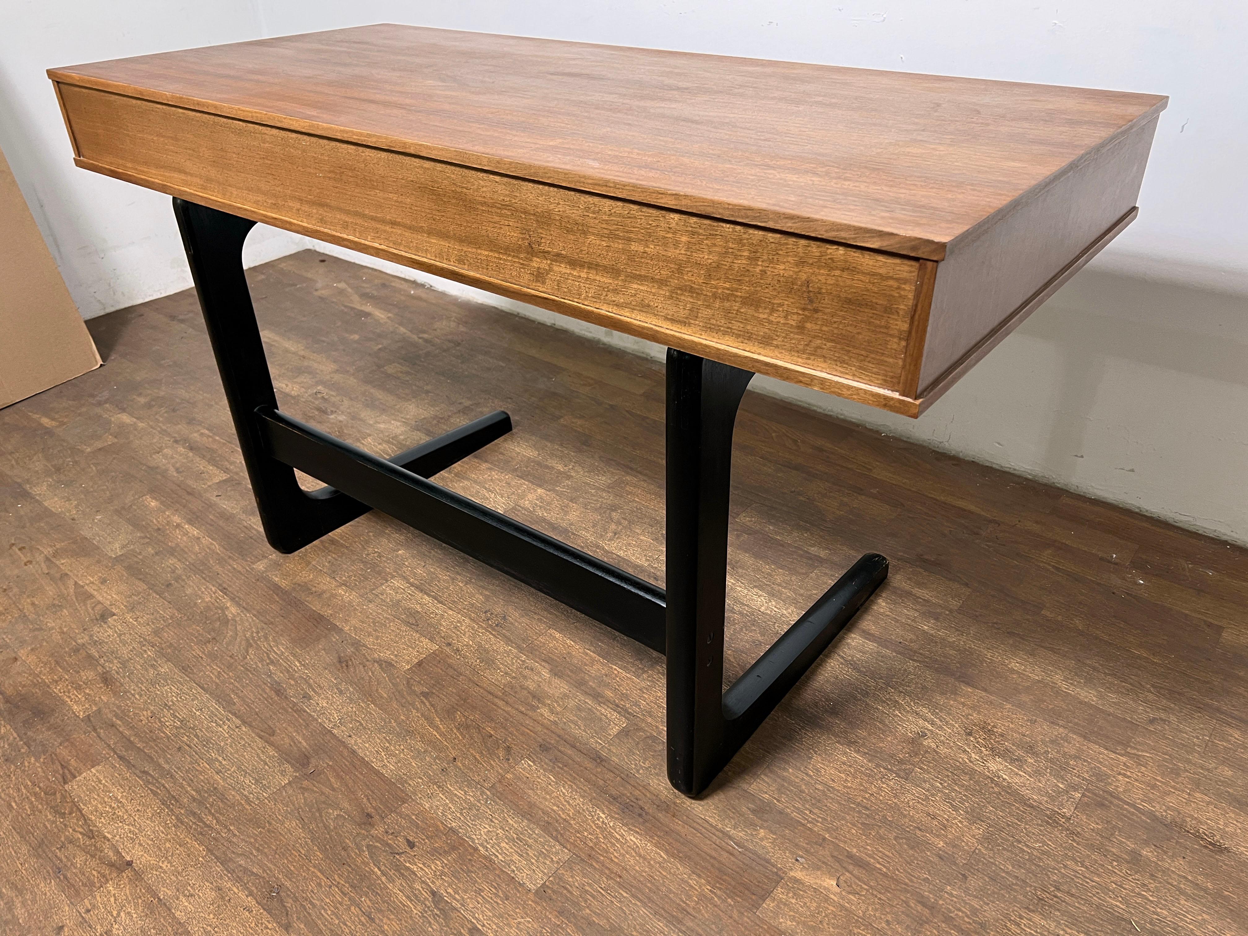 Bureau en teck cantilever à la manière de Kai Kristiansen, vers les années 1960 en vente 4