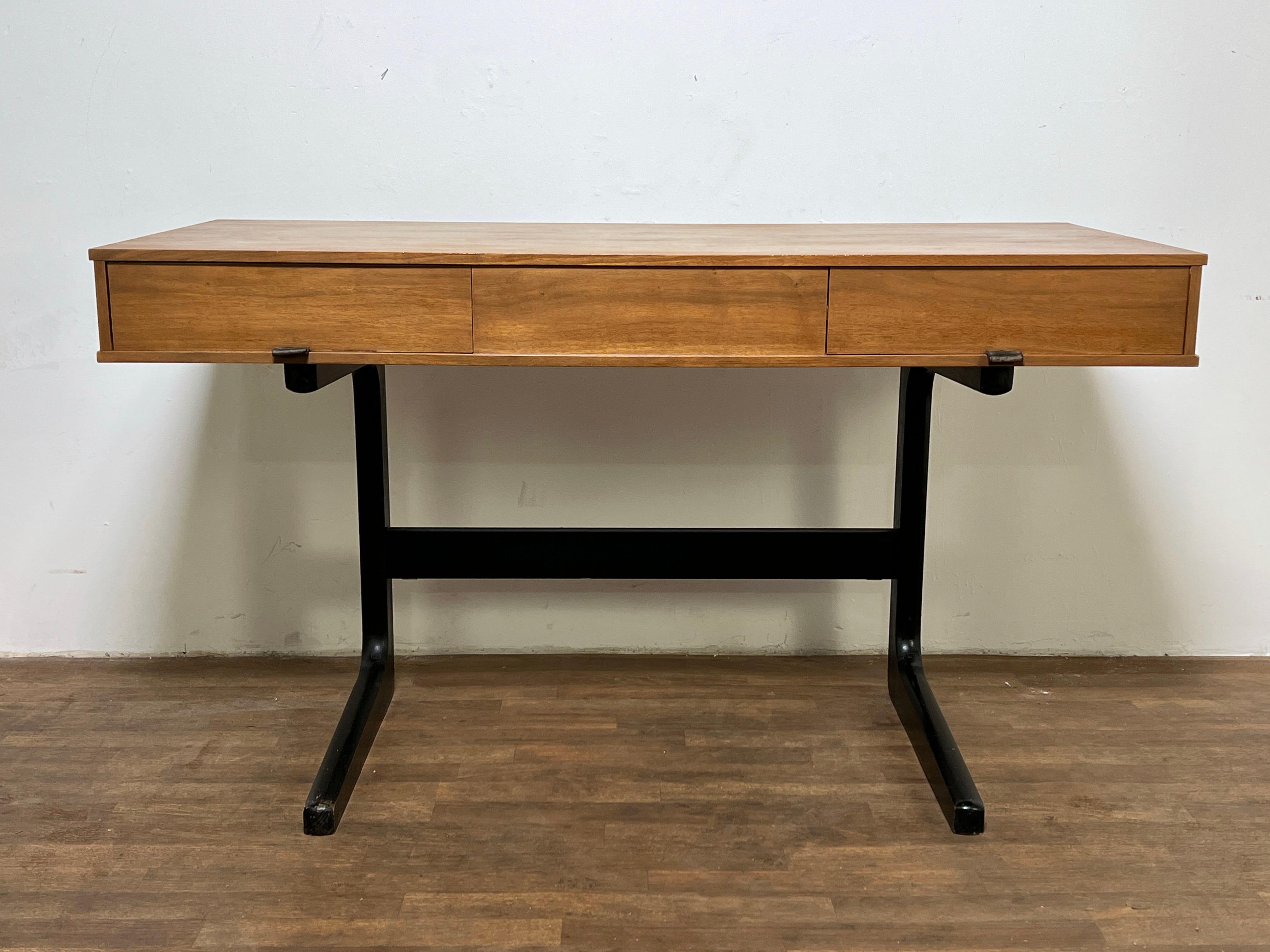 Inconnu Bureau en teck cantilever à la manière de Kai Kristiansen, vers les années 1960 en vente