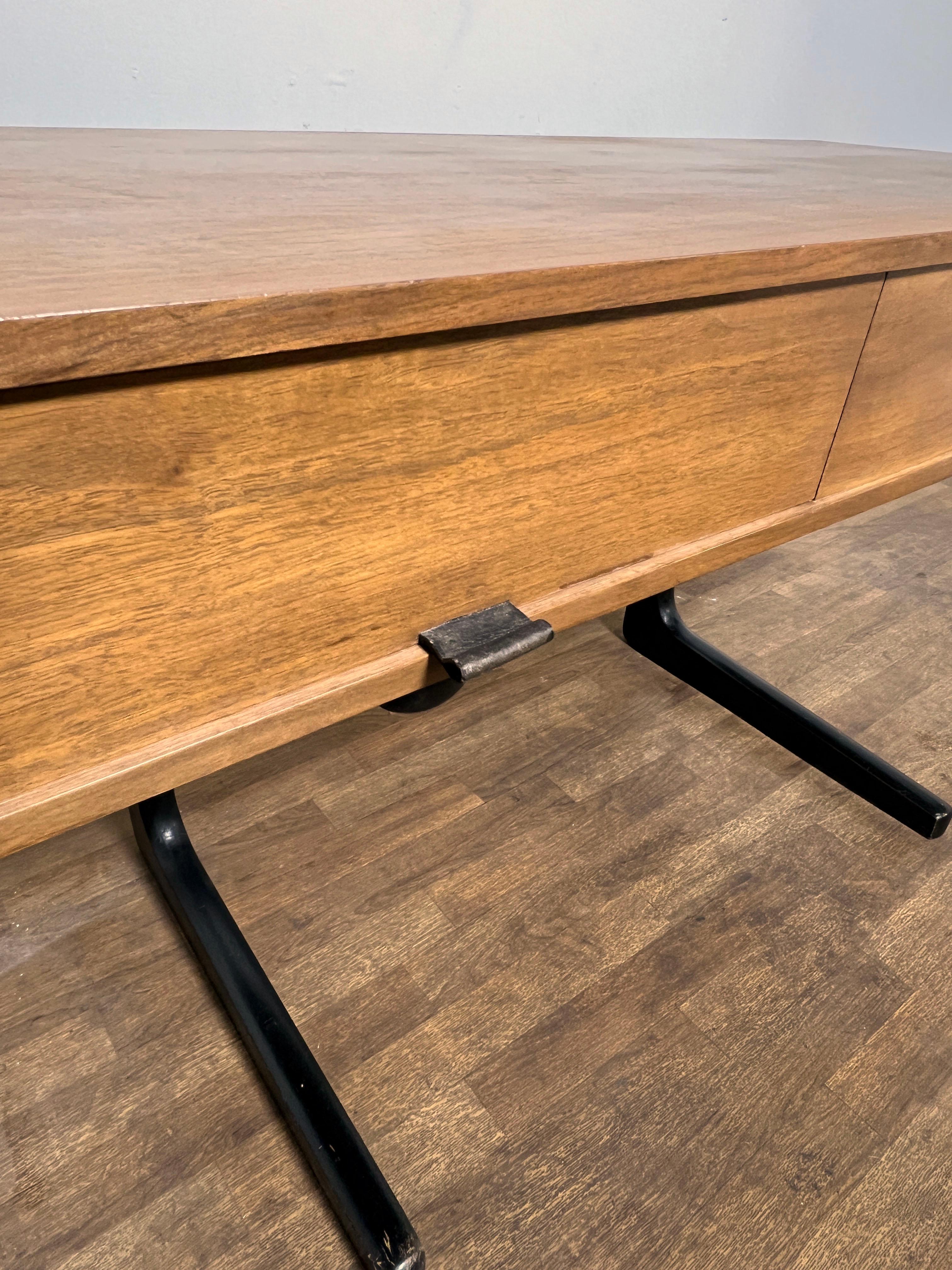 Bureau en teck cantilever à la manière de Kai Kristiansen, vers les années 1960 Bon état - En vente à Peabody, MA
