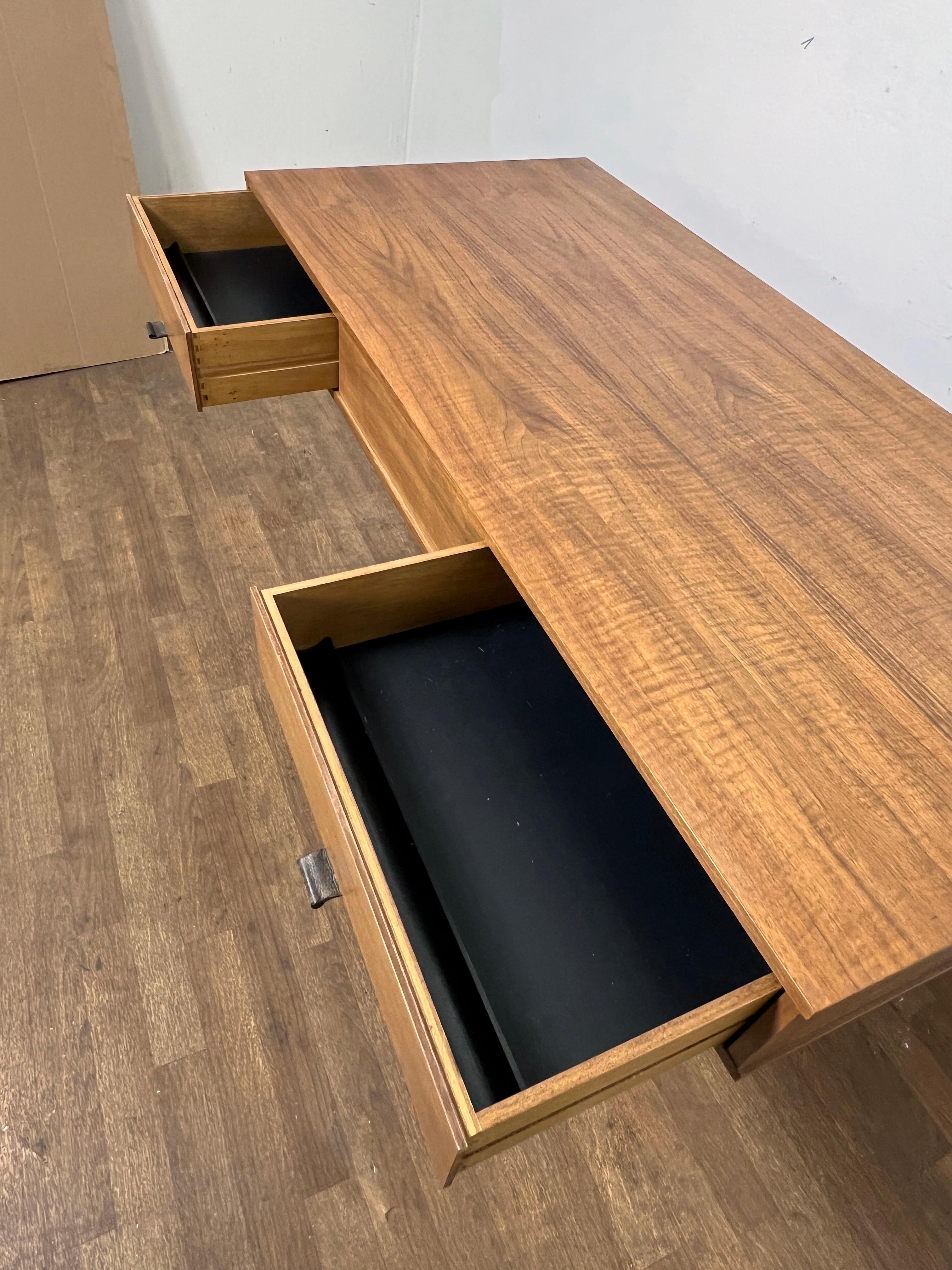 Milieu du XXe siècle Bureau en teck cantilever à la manière de Kai Kristiansen, vers les années 1960 en vente