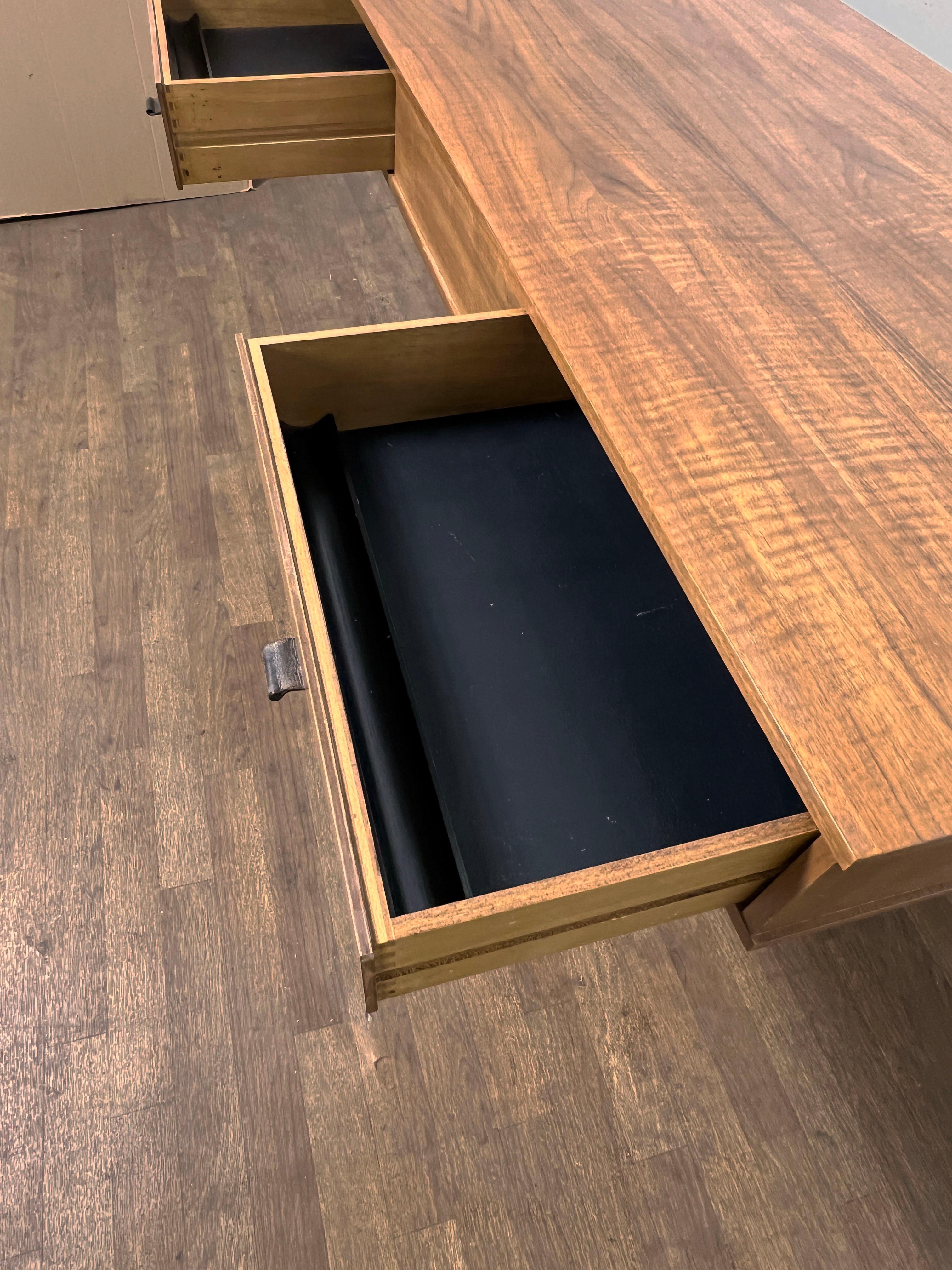 Cuir Bureau en teck cantilever à la manière de Kai Kristiansen, vers les années 1960 en vente
