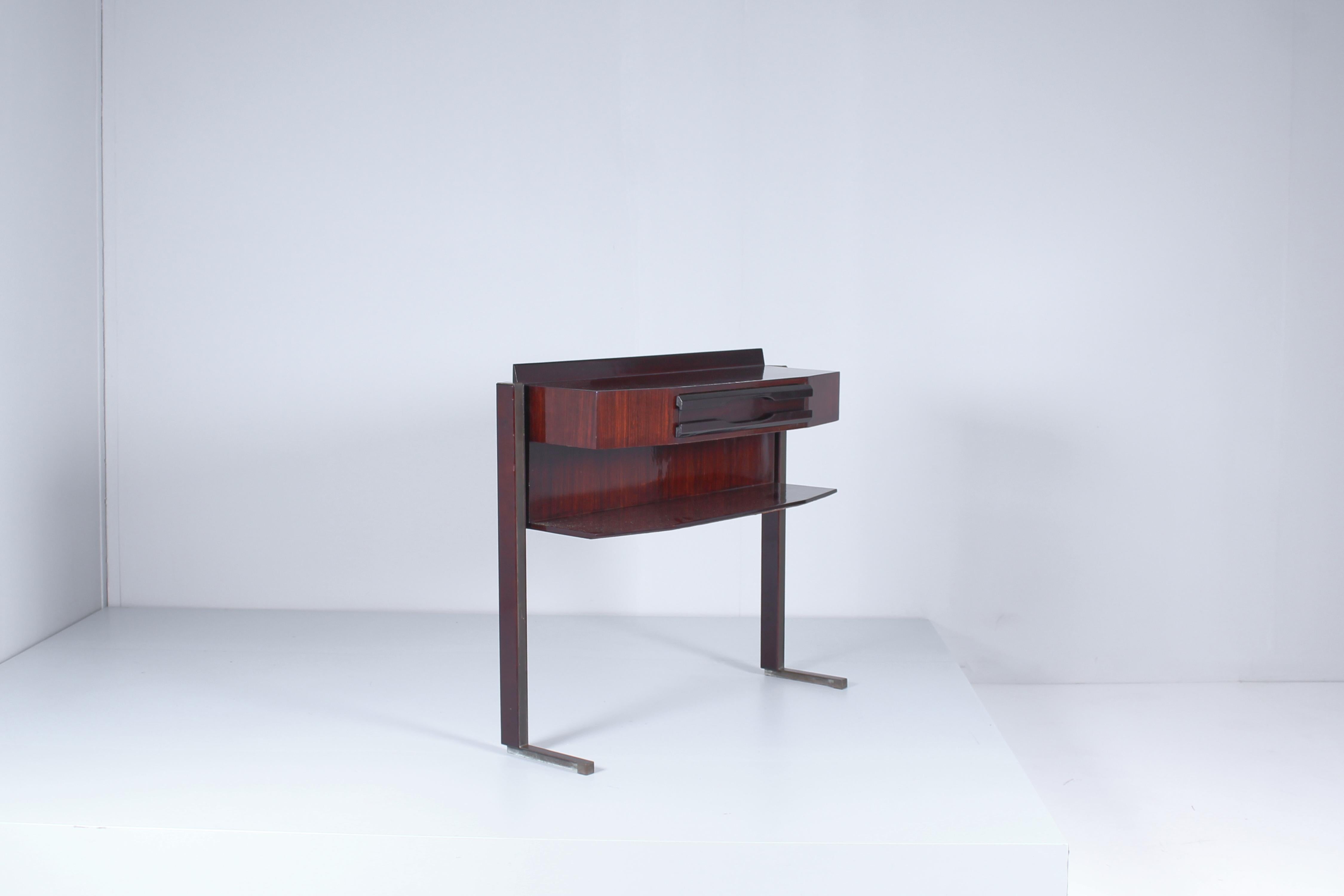 Mid-Century Modern Console du milieu du siècle Cantù Design/One en bois foncé et laiton Italie années 1950 en vente
