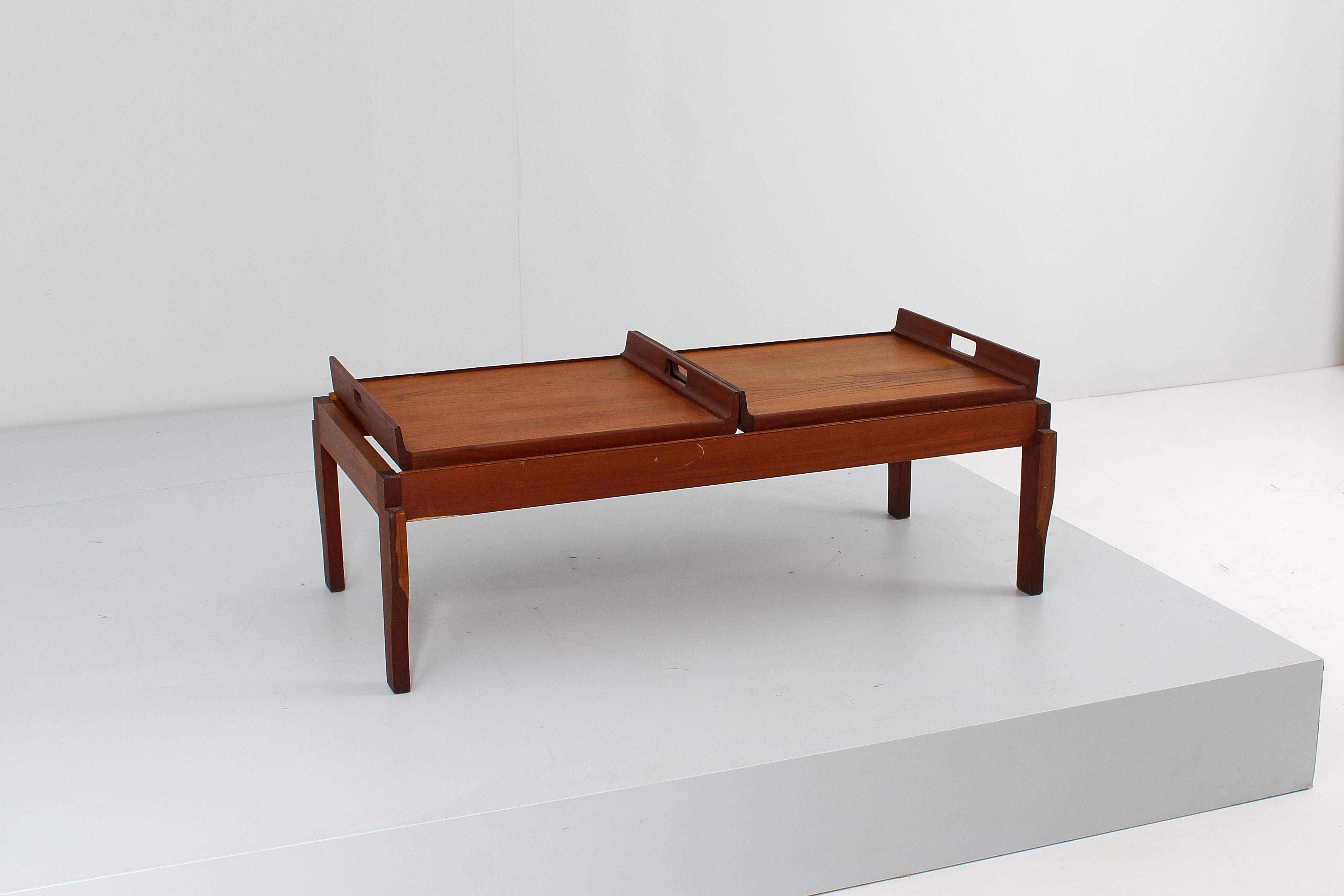 Mid-Century Modern Table basse en bois de teck Cantù du milieu du siècle avec deux plateaux amovibles 60s Italie en vente