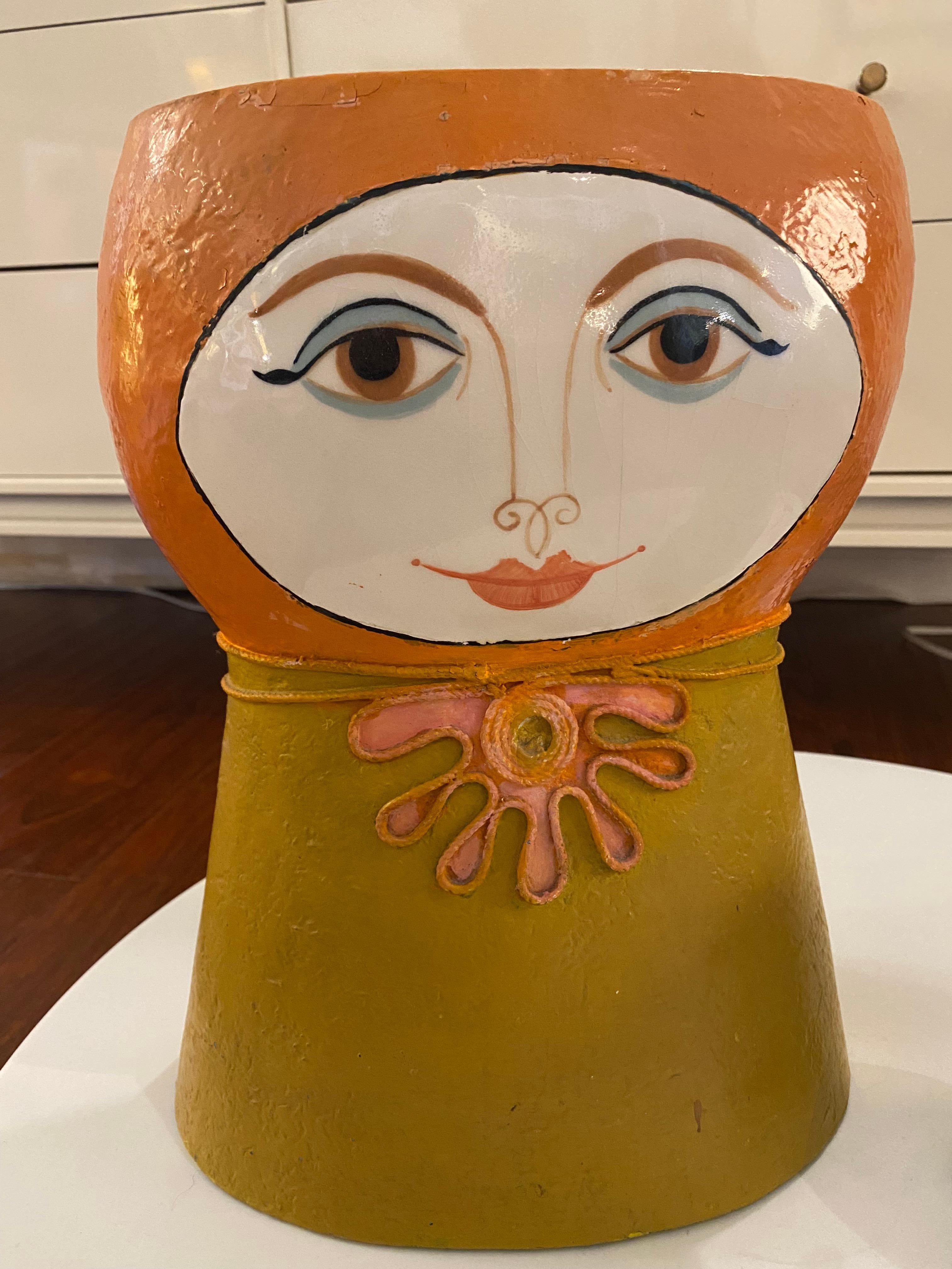 Capistrano Gemma Taccogna, artista mexicana de ascendencia italiana, dejó una huella distintiva en el arte popular con su dominio del cartón piedra para el pequeño, y de la cerámica para el grande, que transformó en una ilusión de porcelana. Su