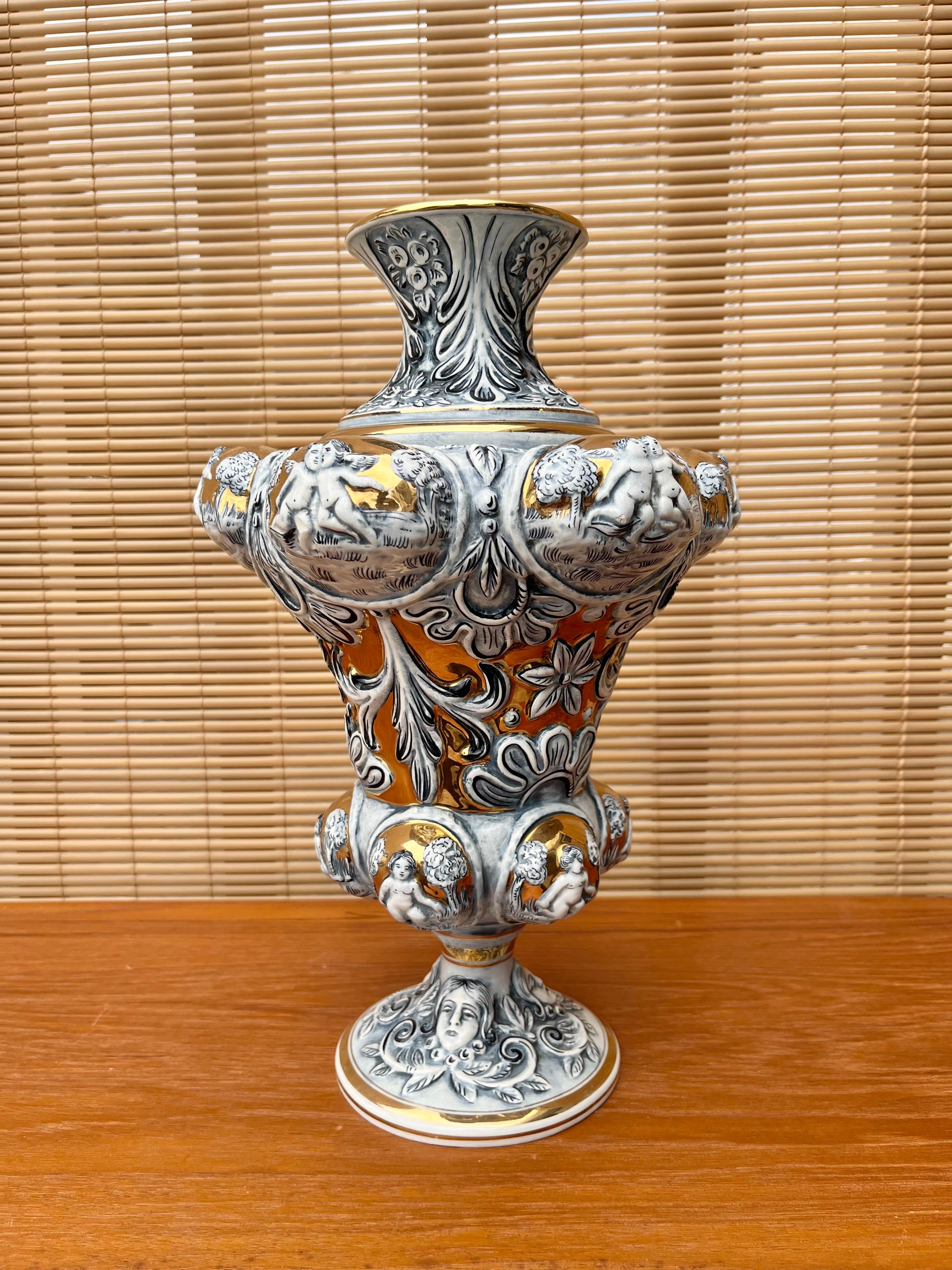 Mitte des Jahrhunderts Capodimonte Porzellan Cherubs Vase Circa 1960s  (Neoklassisch) im Angebot
