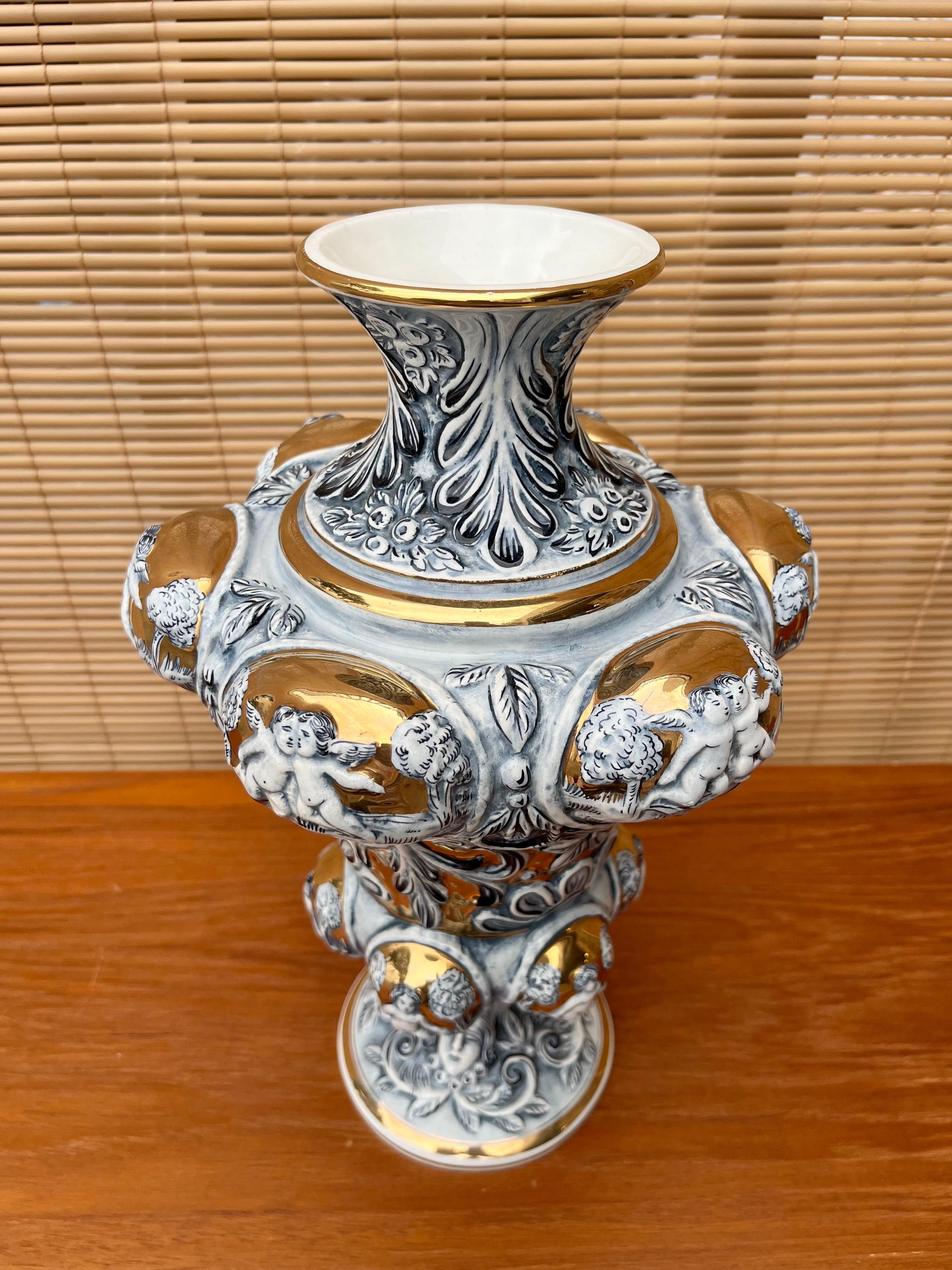 italien Vase à chérubins en porcelaine de Capodimonte, milieu du siècle, circa 1960s  en vente