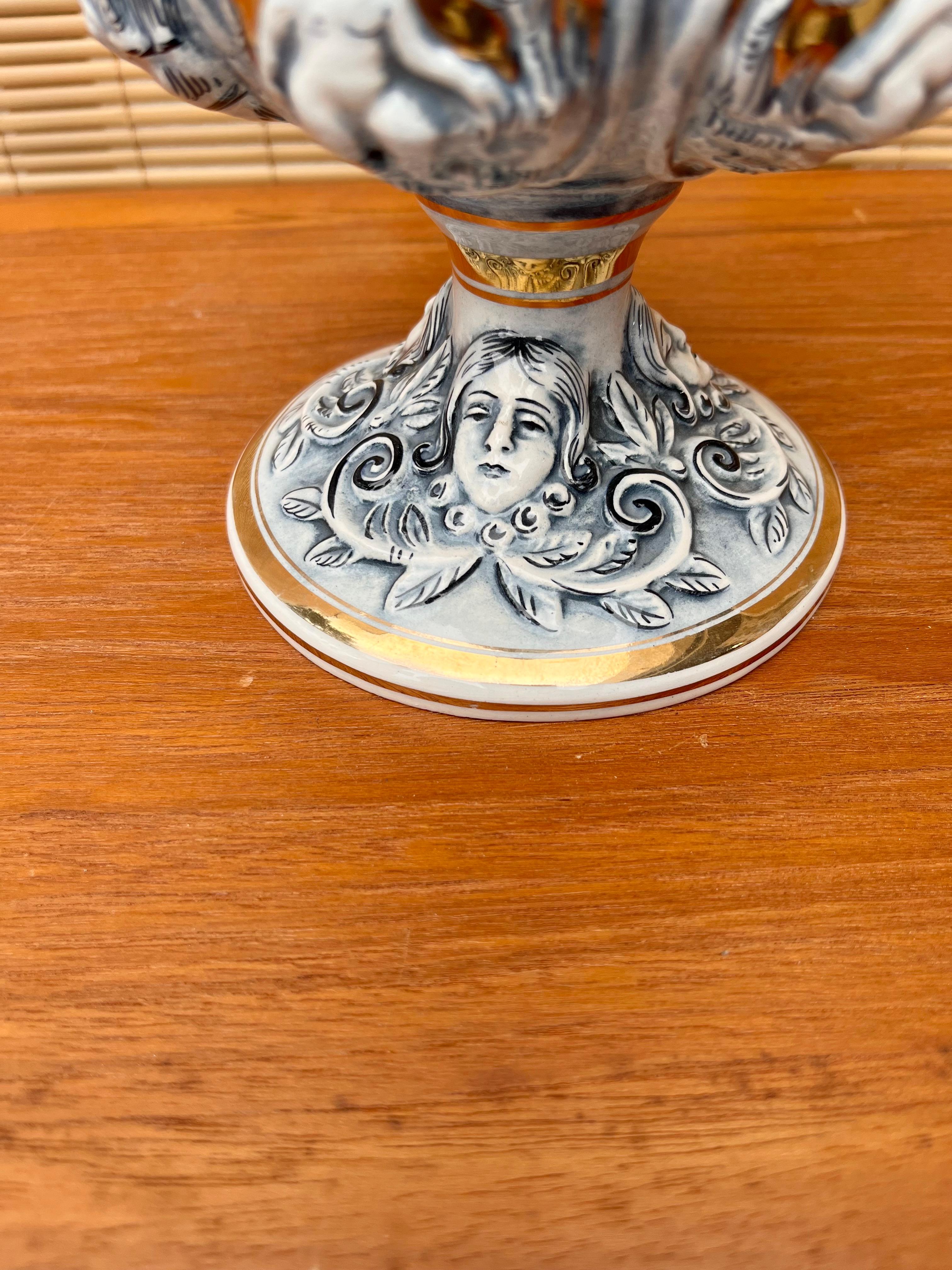 Mitte des Jahrhunderts Capodimonte Porzellan Cherubs Vase Circa 1960s  (Handbemalt) im Angebot