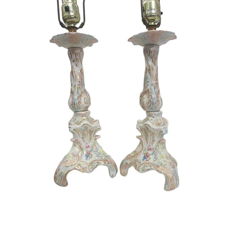 Zwei florale Tischlampen aus Keramik im Capodimonte-Stil mit gefächerten Rändern, die mit Goldflocken bemalt sind, und Schnörkeln. Die Lampen haben einen weißen Sockel mit pastellrosa und blauen Schattierungen im gesamten Korpus und handgemalten