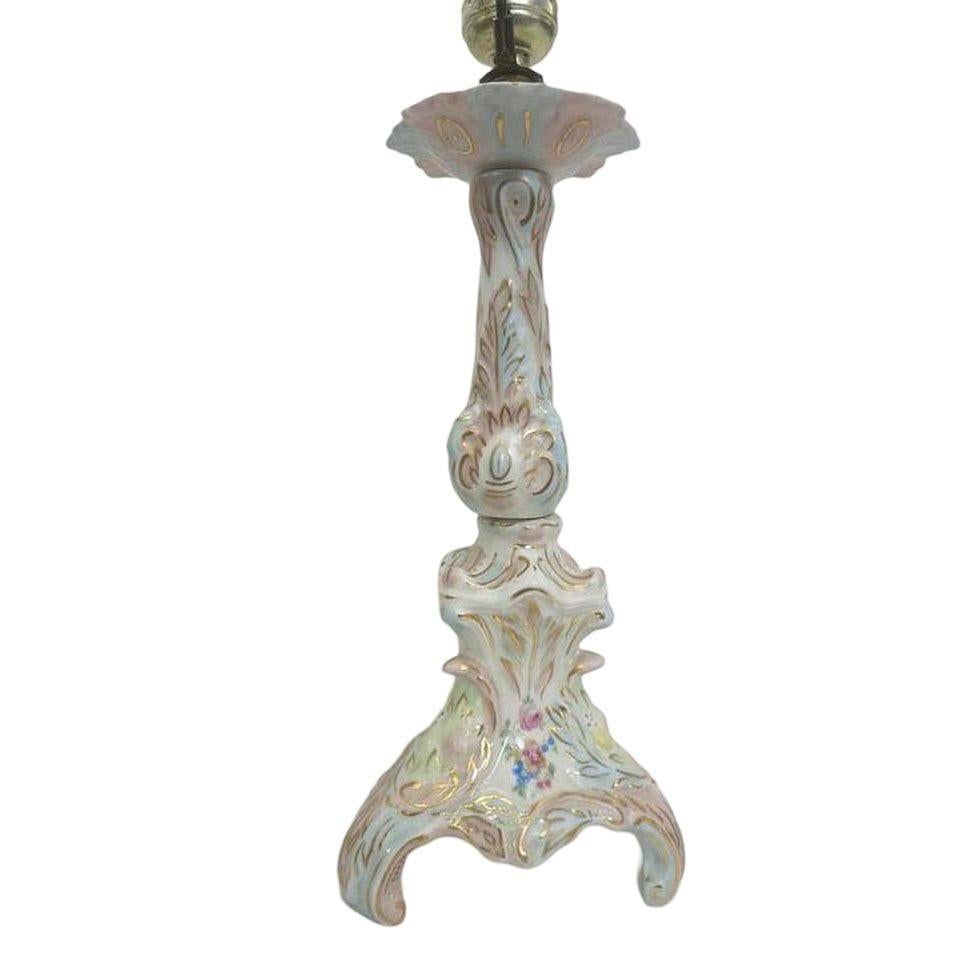 Mitte des Jahrhunderts Capodimonte Stil Italienisch Keramik Floral Tischlampe, Paar (Rokoko) im Angebot