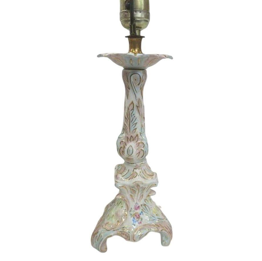 Mitte des Jahrhunderts Capodimonte Stil Italienisch Keramik Floral Tischlampe, Paar (Handbemalt) im Angebot