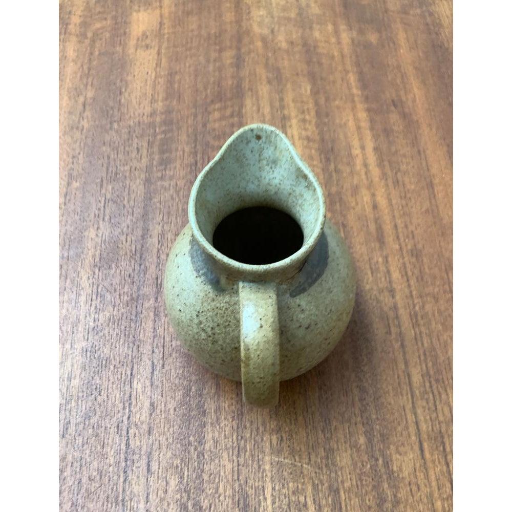 Vaso a caraffa di metà secolo in gres Ravnild, Danimarca. Anni '60, in ottime condizioni. Progettato tra il 1960 e il 1969 Questo pezzo ha un marchio di attribuzione.

Informazioni aggiuntive:
Materiali: Terracotta
Colore: Beige
Stili: Medioevo